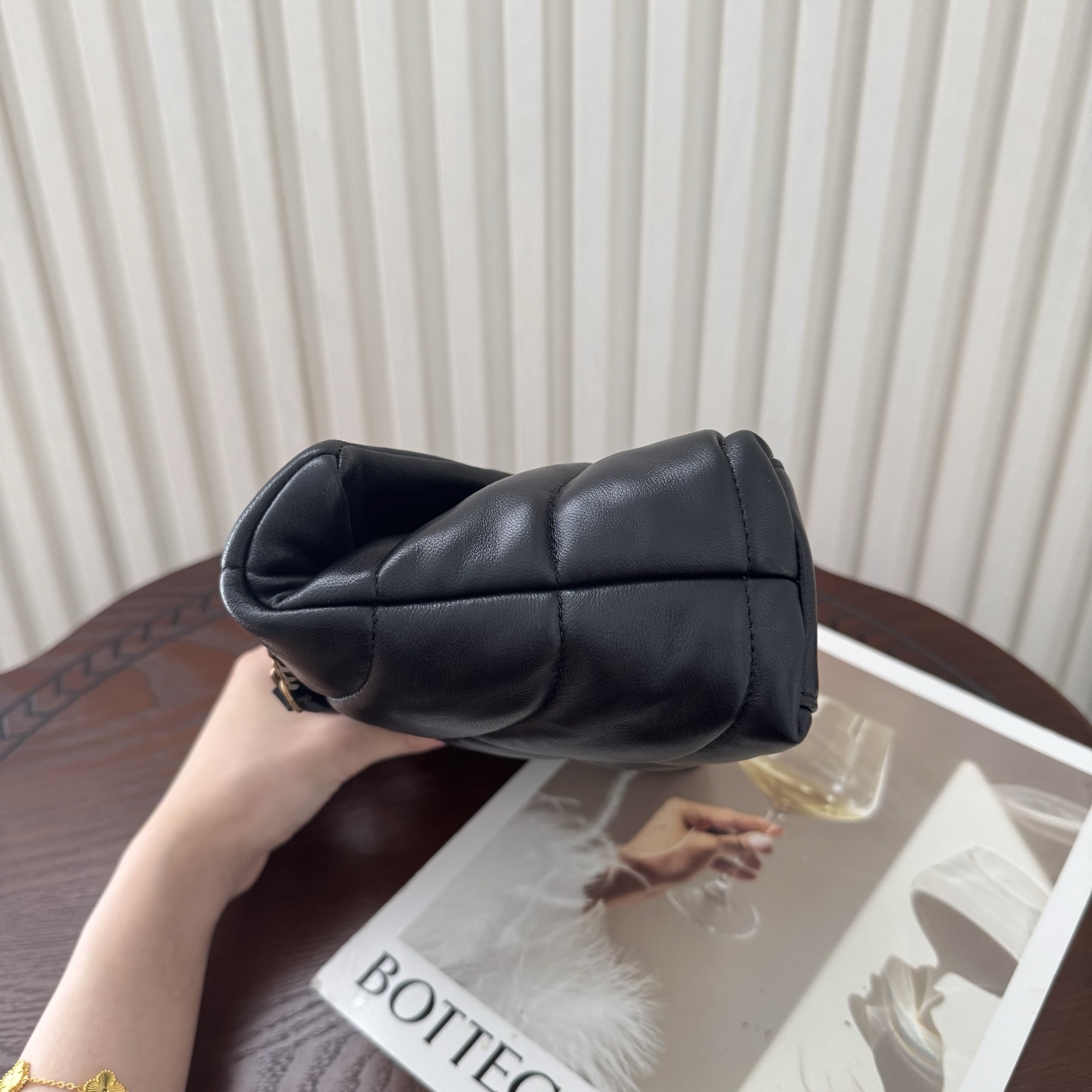 LOULOU PUFFER迷你号升级双链条款！延用了柔软细腻的小羊皮，罗缎衬里，V形绗缝和滑动链条肩带，