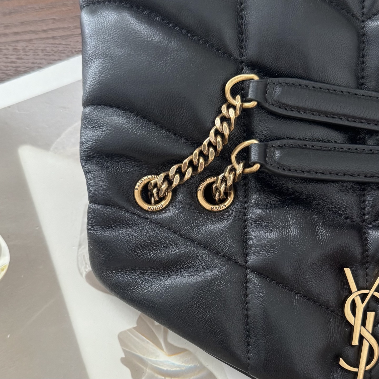 LOULOU PUFFER迷你号升级双链条款！延用了柔软细腻的小羊皮，罗缎衬里，V形绗缝和滑动链条肩带，