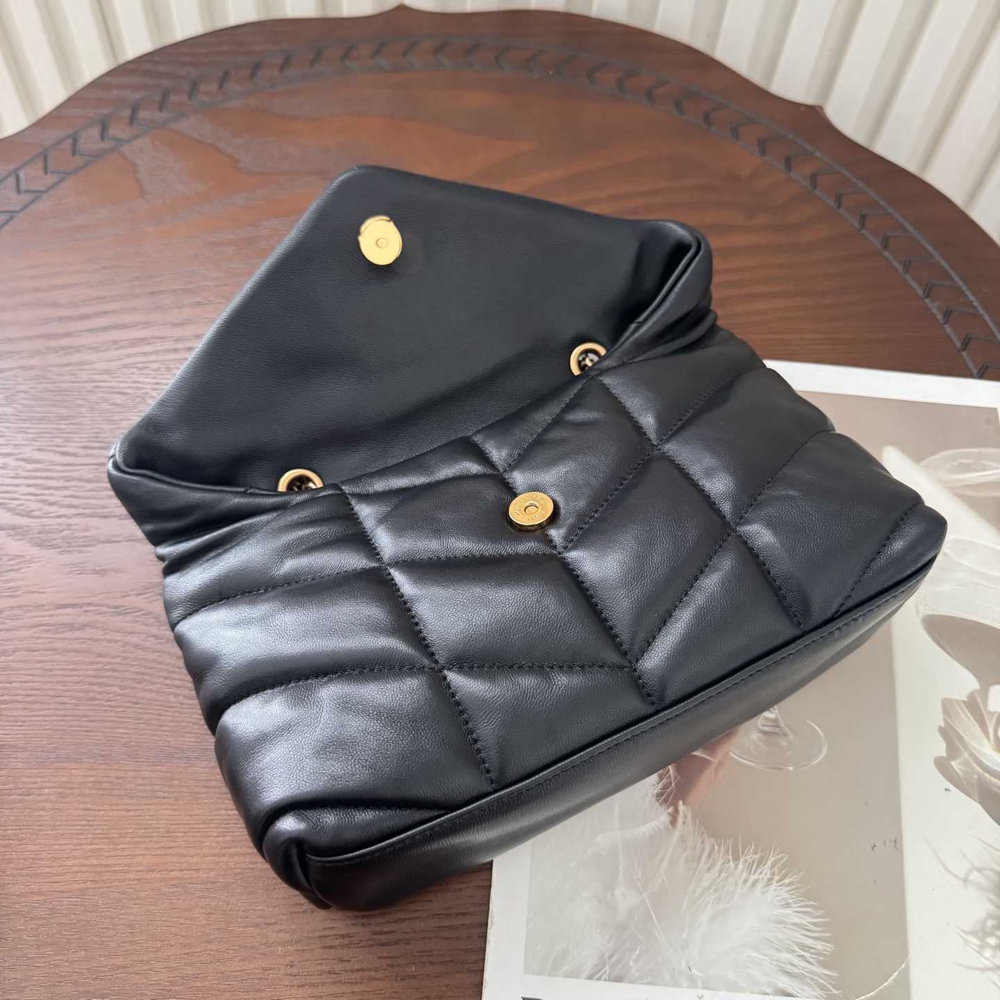 LOULOU PUFFER迷你号升级双链条款！延用了柔软细腻的小羊皮，罗缎衬里，V形绗缝和滑动链条肩带，