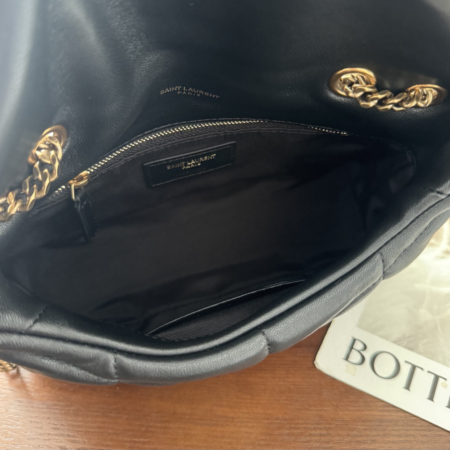 LOULOU PUFFER迷你号升级双链条款！延用了柔软细腻的小羊皮，罗缎衬里，V形绗缝和滑动链条肩带，