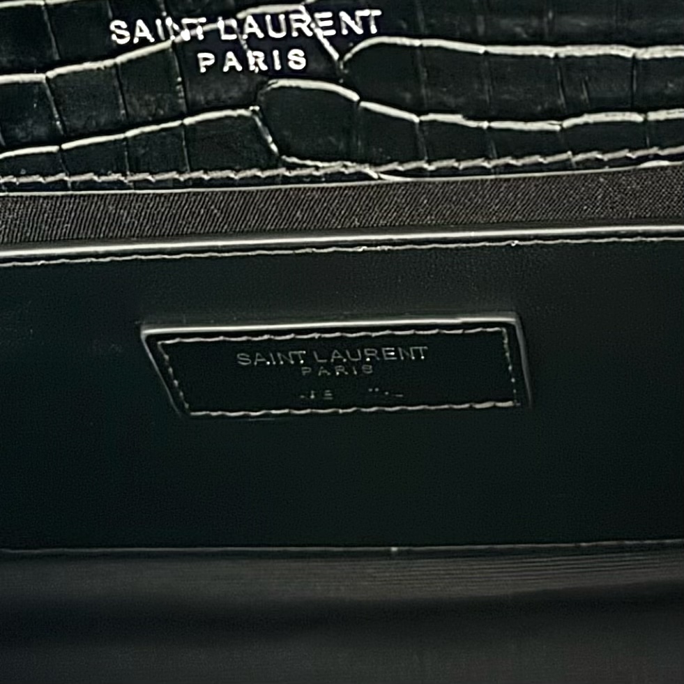 全套包装！Kate中号小鳄鱼纹流苏包，经典的款式搭配牛皮压鳄鱼纹，非常亮眼。流苏的设计给这款包包增加了柔