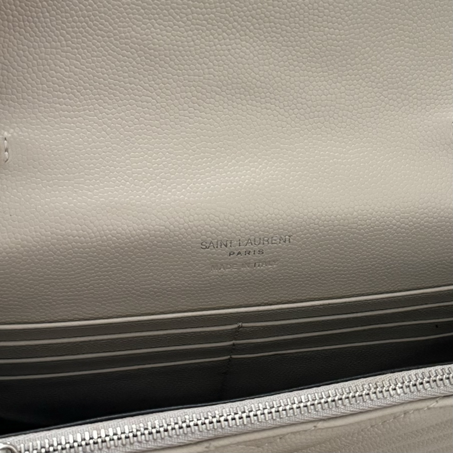 全套包装！Monogram鱼子酱信封包，超级实用的一款小包，肩带可拆掉直接当手包用，时尚百搭款！尺寸:1