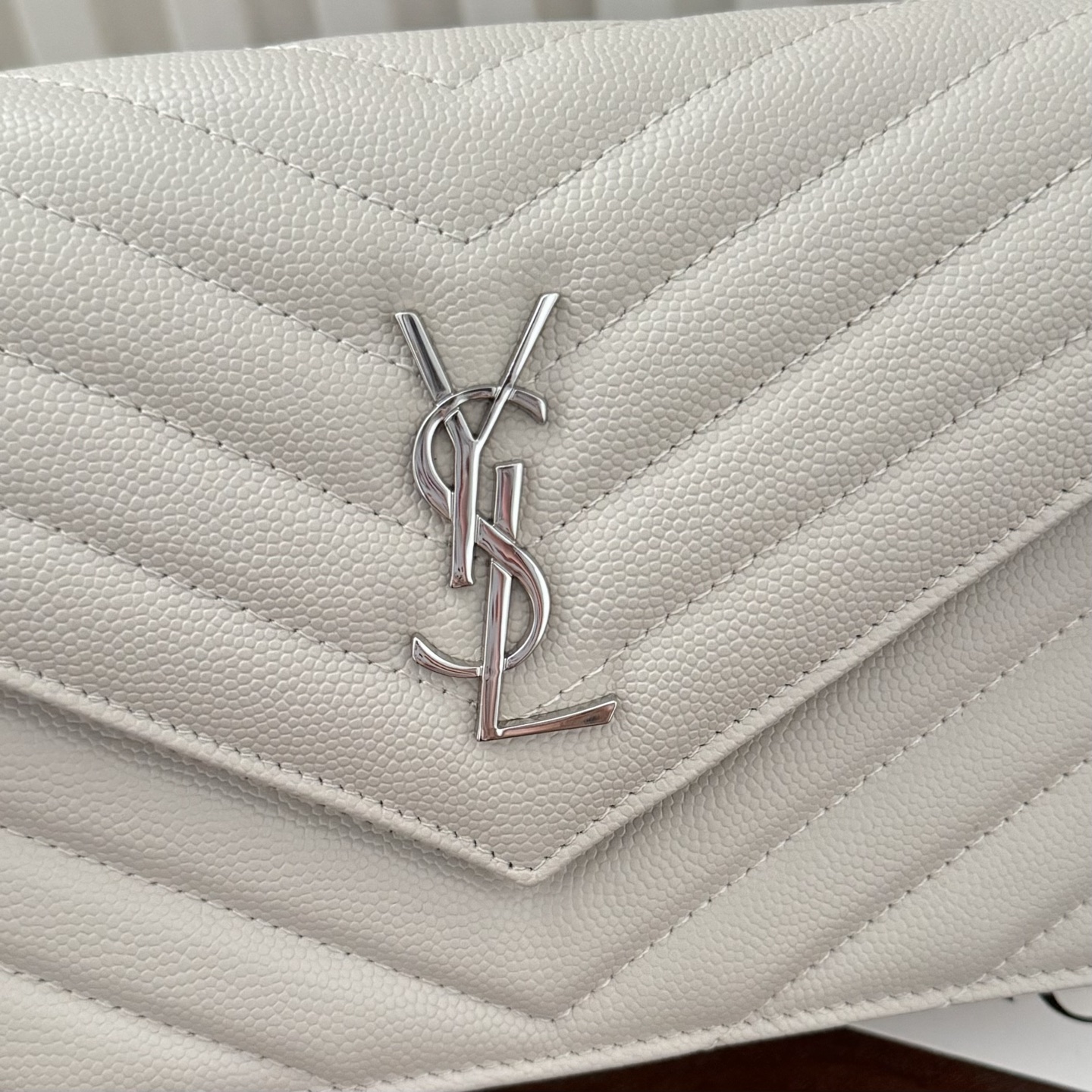 全套包装！Monogram鱼子酱信封包，超级实用的一款小包，肩带可拆掉直接当手包用，时尚百搭款！尺寸:1