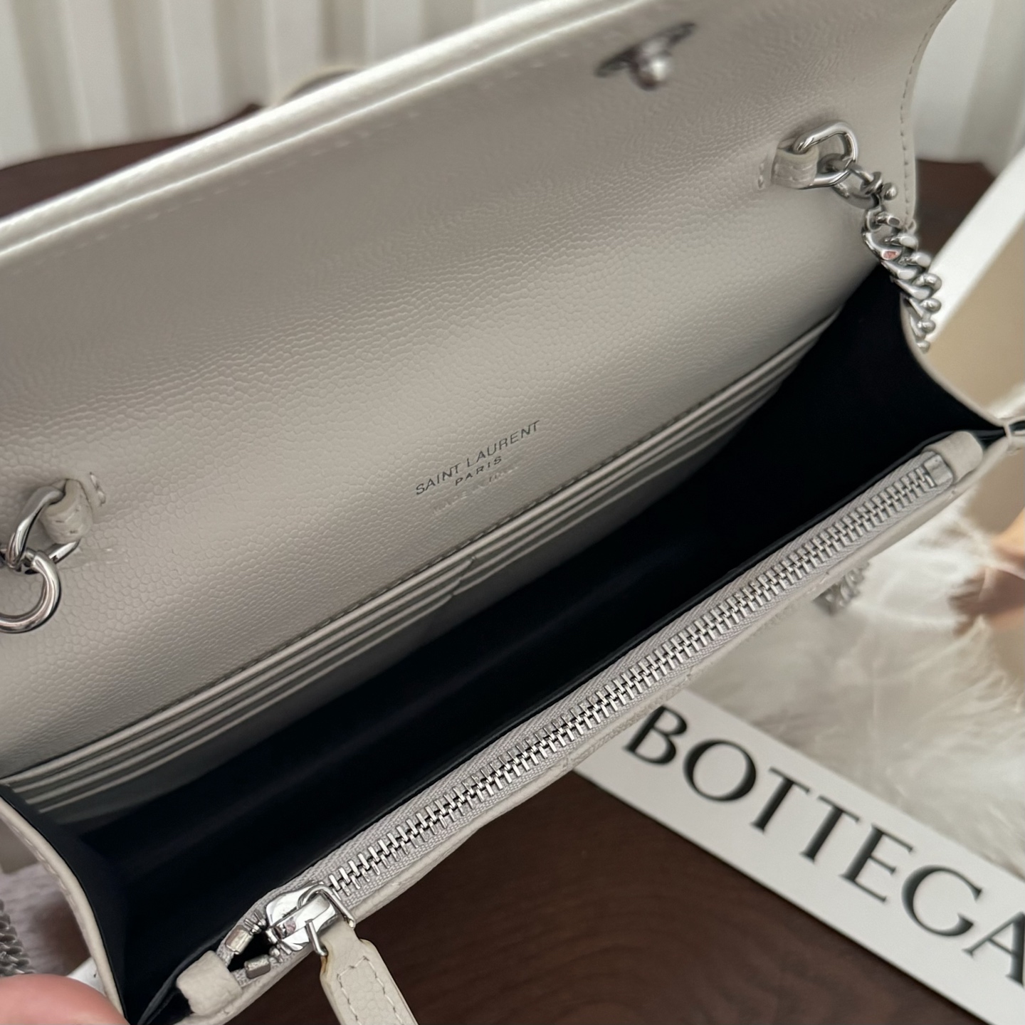 全套包装！Monogram鱼子酱信封包，超级实用的一款小包，肩带可拆掉直接当手包用，时尚百搭款！尺寸:1