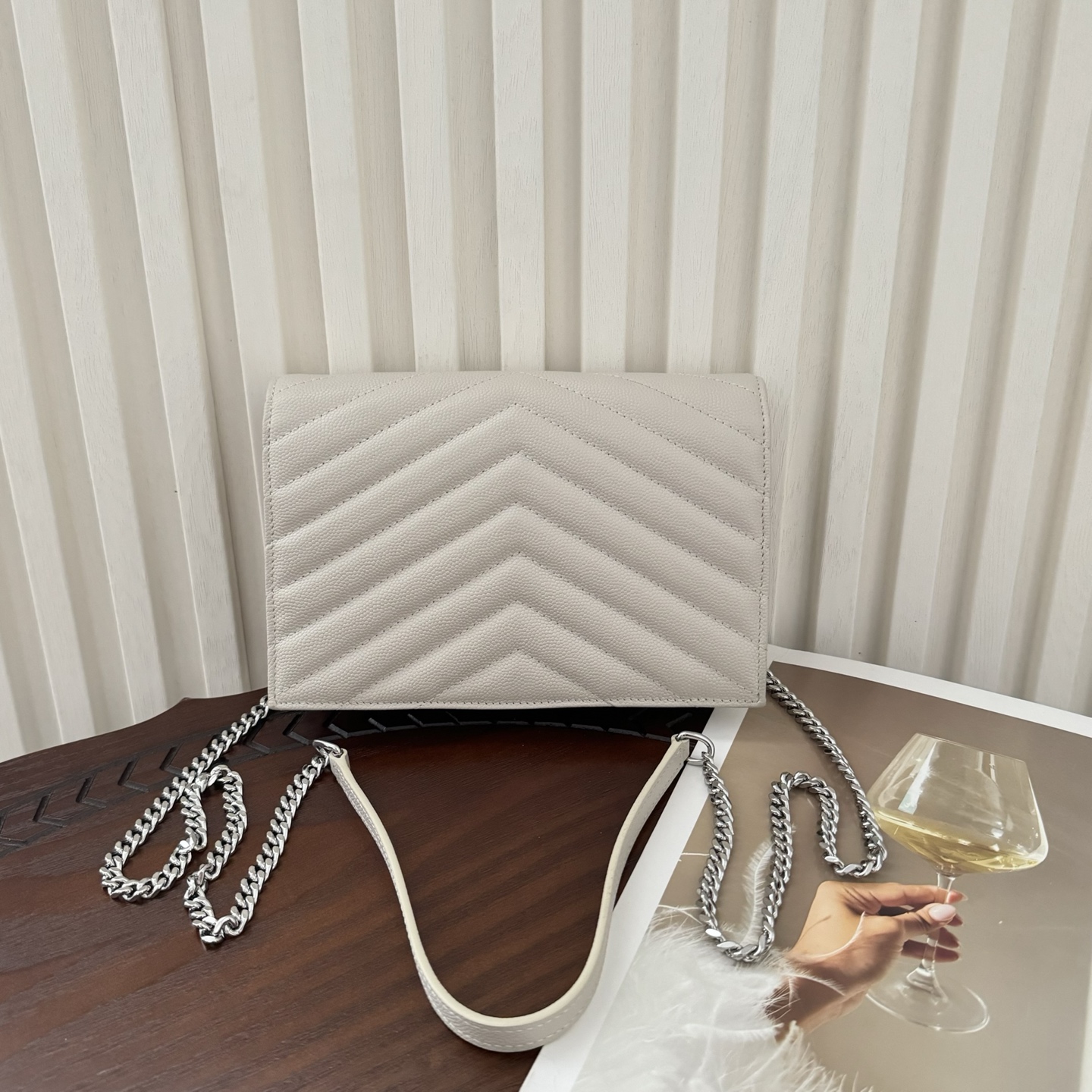 全套包装！Monogram鱼子酱信封包，超级实用的一款小包，肩带可拆掉直接当手包用，时尚百搭款！尺寸:1