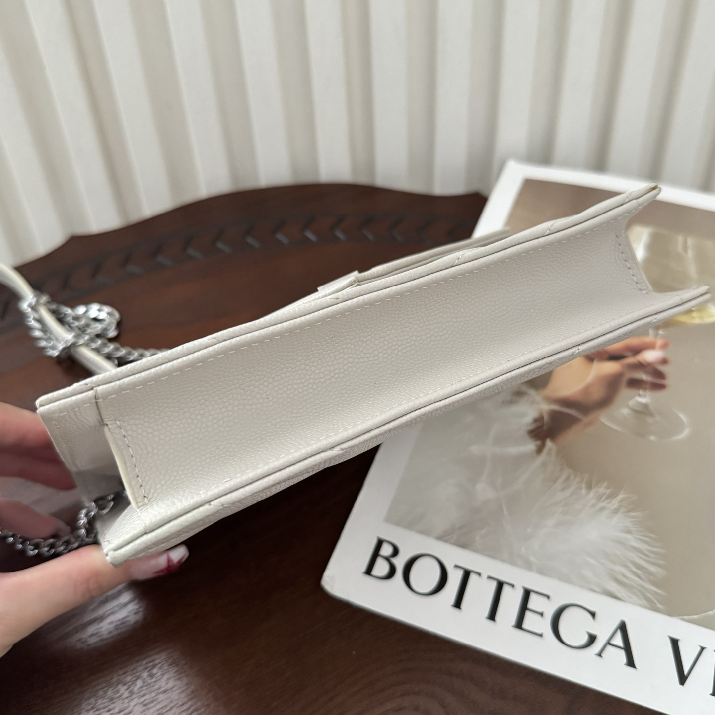 全套包装！Monogram鱼子酱信封包，超级实用的一款小包，肩带可拆掉直接当手包用，时尚百搭款！尺寸:1