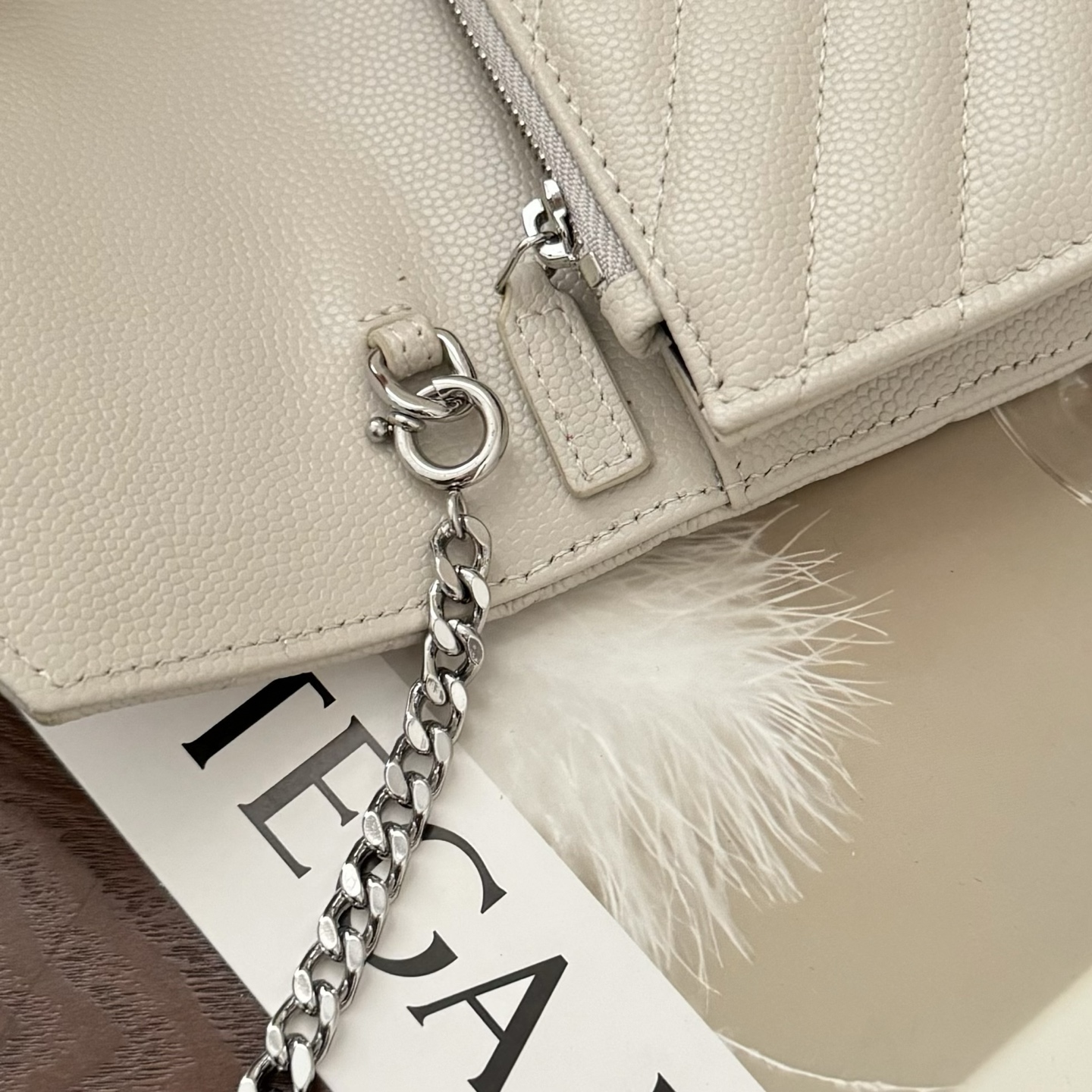 全套包装！Monogram鱼子酱信封包，超级实用的一款小包，肩带可拆掉直接当手包用，时尚百搭款！尺寸:1