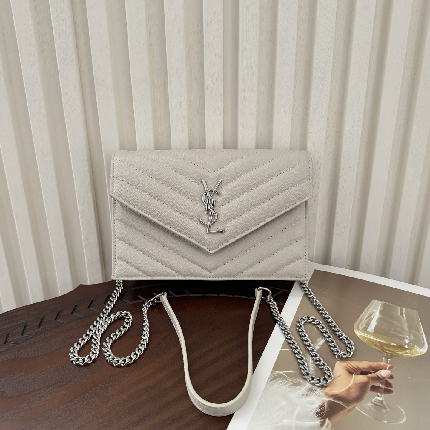 全套包装！Monogram鱼子酱信封包，超级实用的一款小包，肩带可拆掉直接当手包用，时尚百搭款！尺寸:1