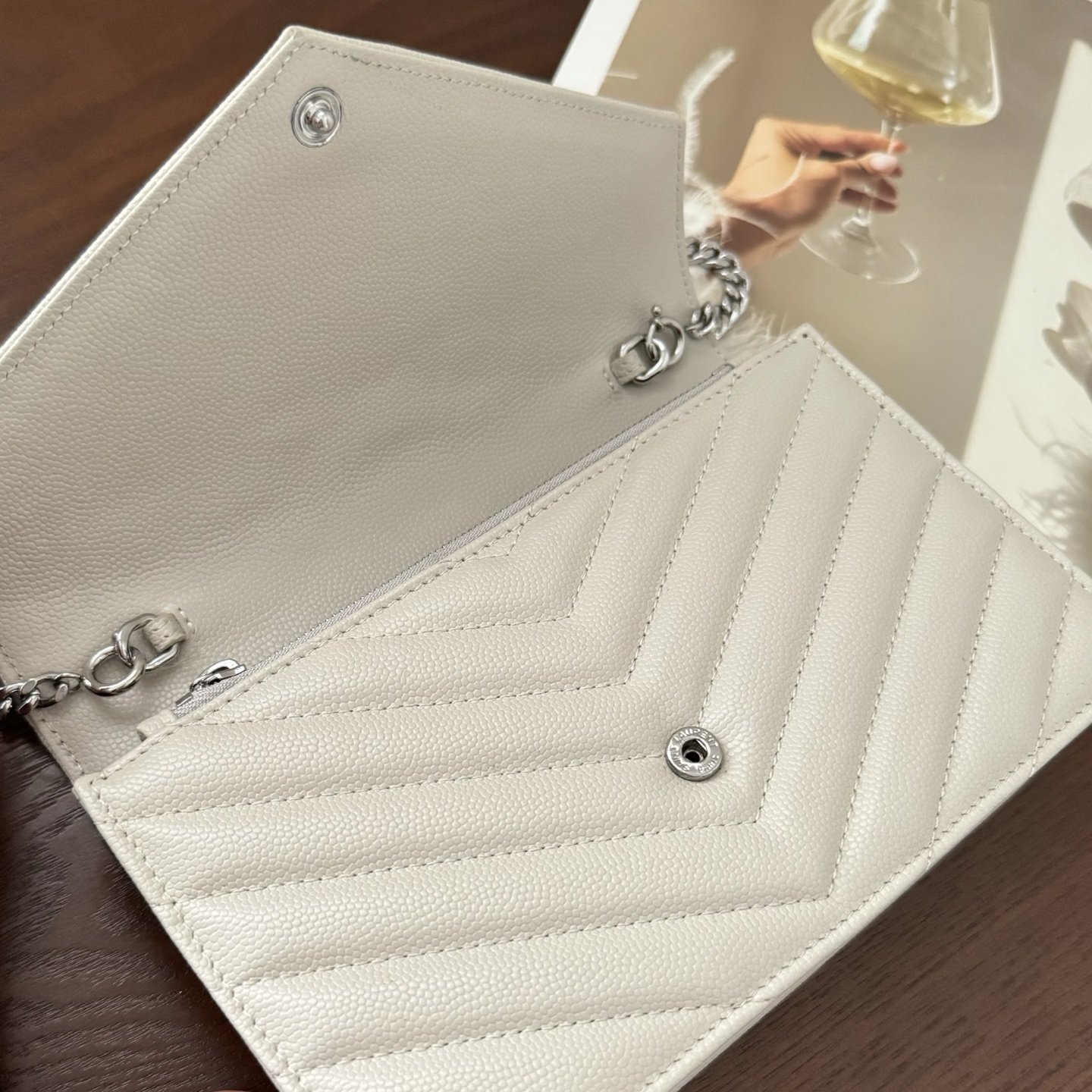 全套包装！Monogram鱼子酱信封包，超级实用的一款小包，肩带可拆掉直接当手包用，时尚百搭款！尺寸:1