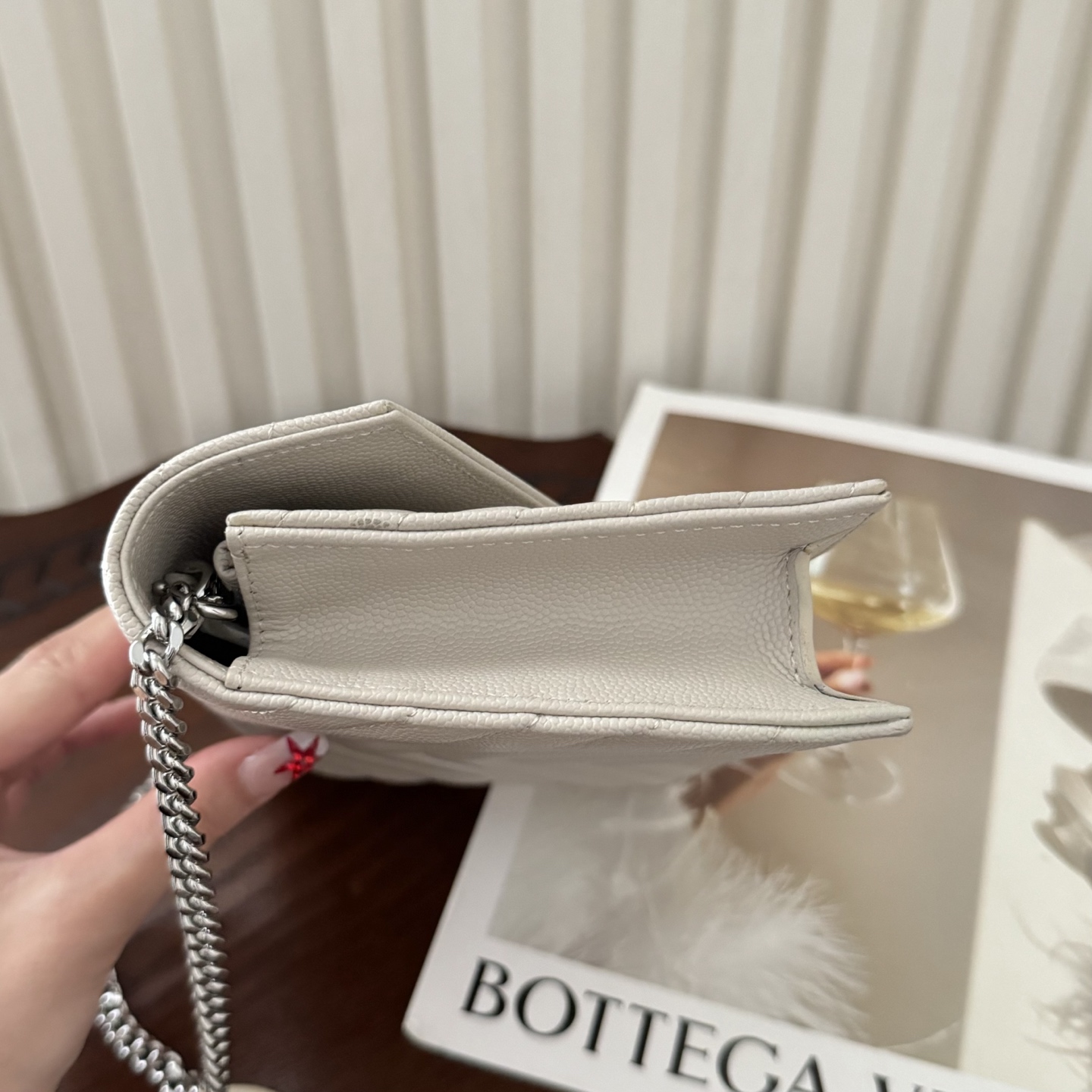 全套包装！Monogram鱼子酱信封包，超级实用的一款小包，肩带可拆掉直接当手包用，时尚百搭款！尺寸:1