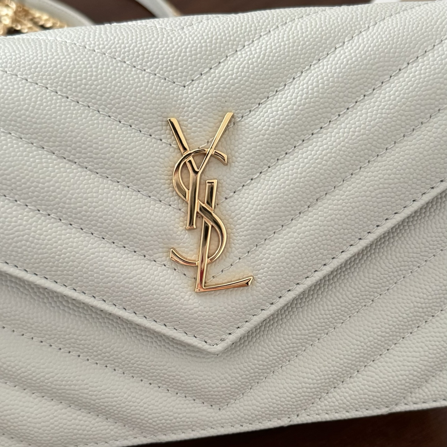 全套包装！Monogram鱼子酱信封包，超级实用的一款小包，肩带可拆掉直接当手包用，时尚百搭款！尺寸:1