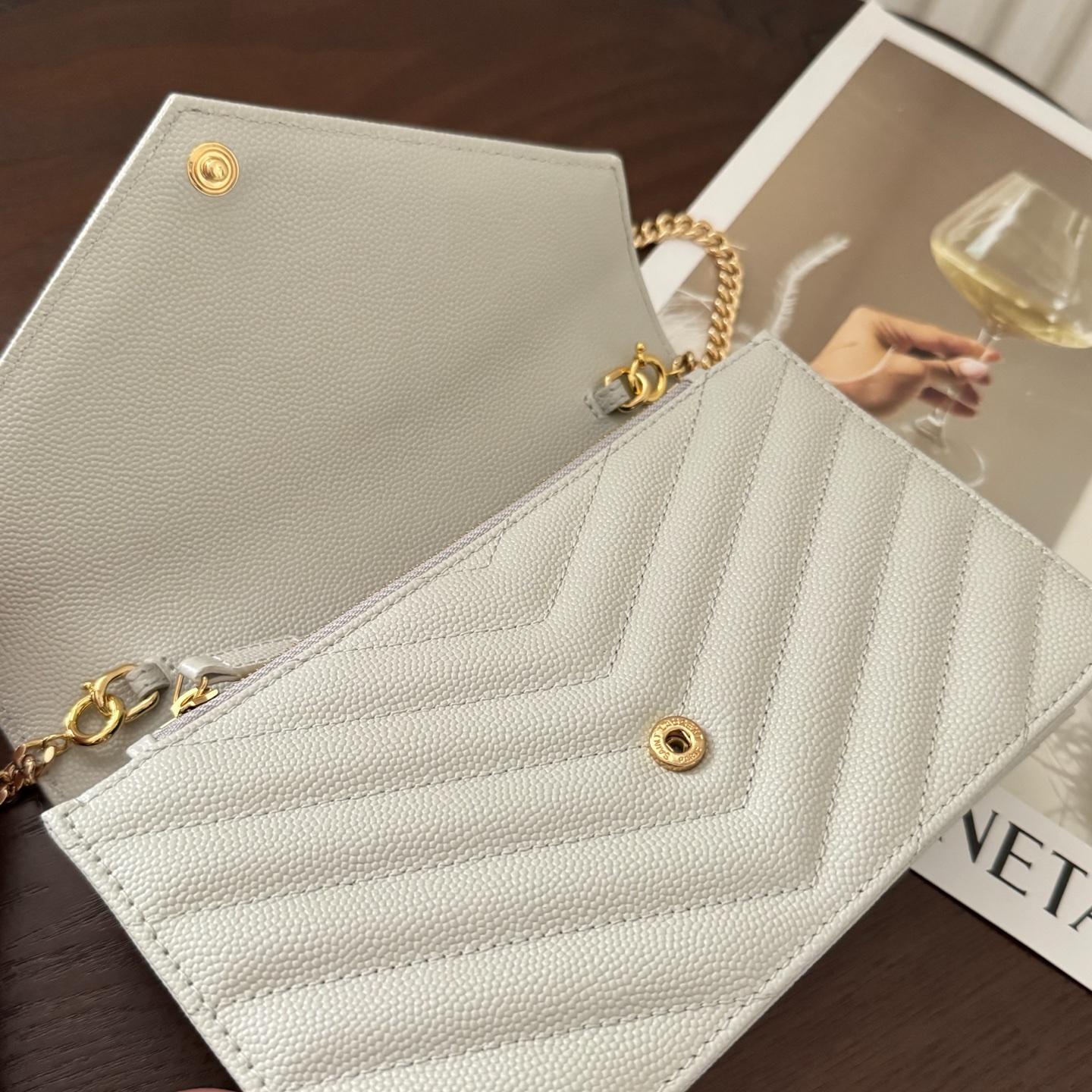 全套包装！Monogram鱼子酱信封包，超级实用的一款小包，肩带可拆掉直接当手包用，时尚百搭款！尺寸:1