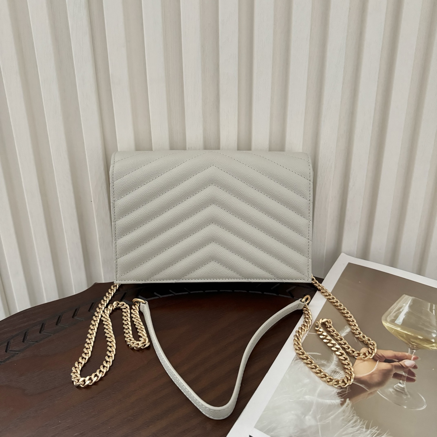 全套包装！Monogram鱼子酱信封包，超级实用的一款小包，肩带可拆掉直接当手包用，时尚百搭款！尺寸:1