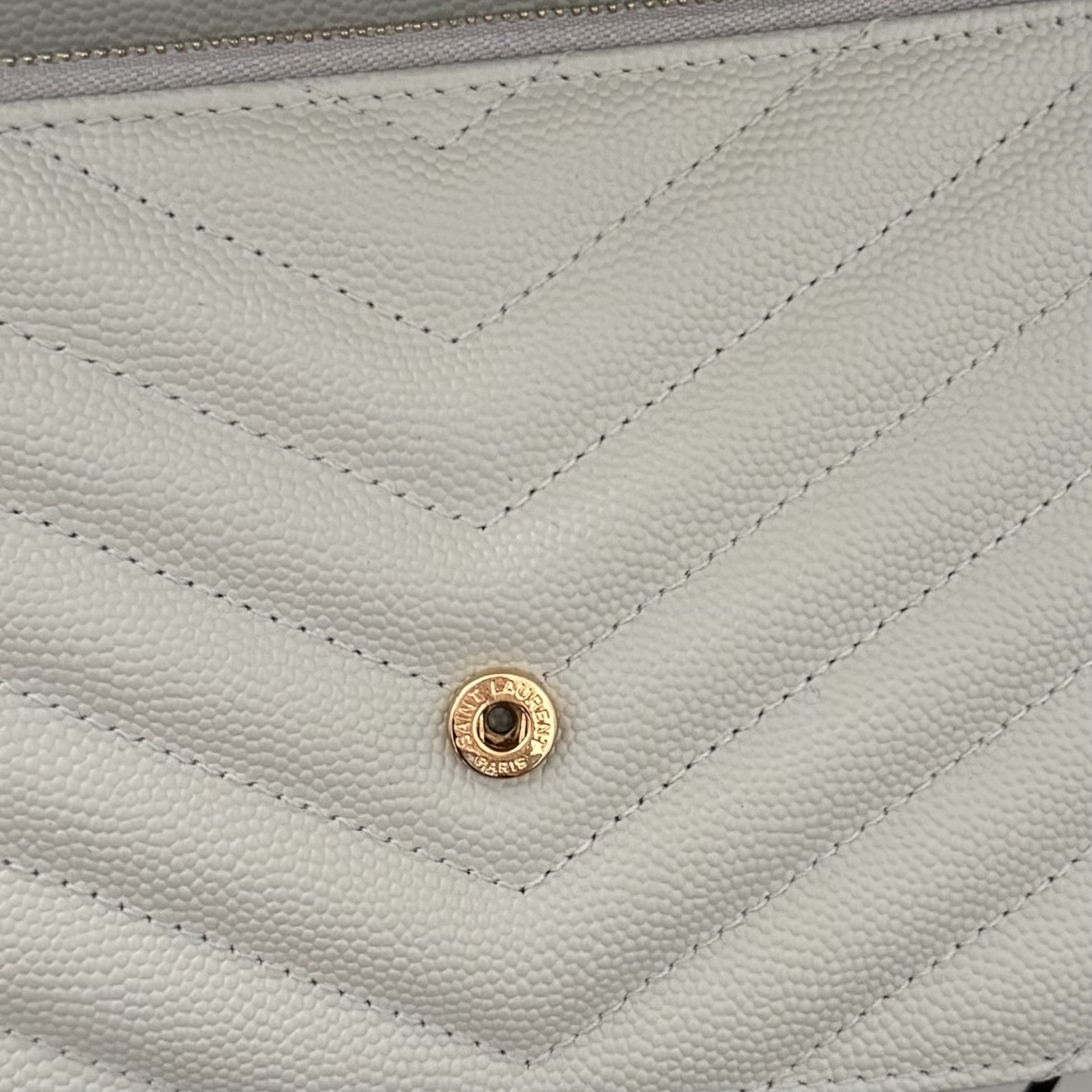 全套包装！Monogram鱼子酱信封包，超级实用的一款小包，肩带可拆掉直接当手包用，时尚百搭款！尺寸:1