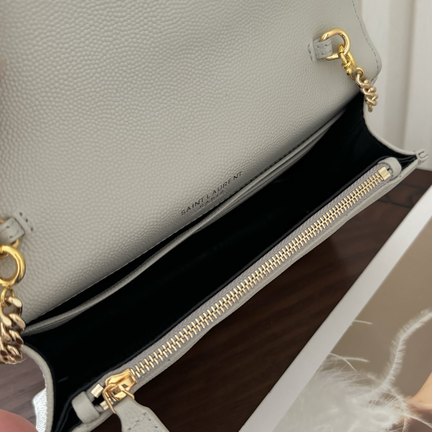 全套包装！Monogram鱼子酱信封包，超级实用的一款小包，肩带可拆掉直接当手包用，时尚百搭款！尺寸:1