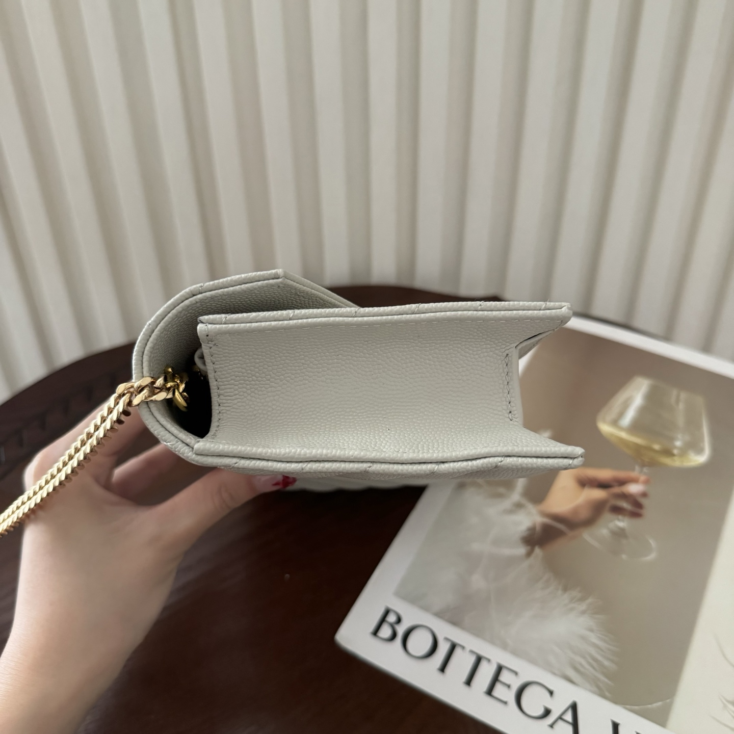 全套包装！Monogram鱼子酱信封包，超级实用的一款小包，肩带可拆掉直接当手包用，时尚百搭款！尺寸:1