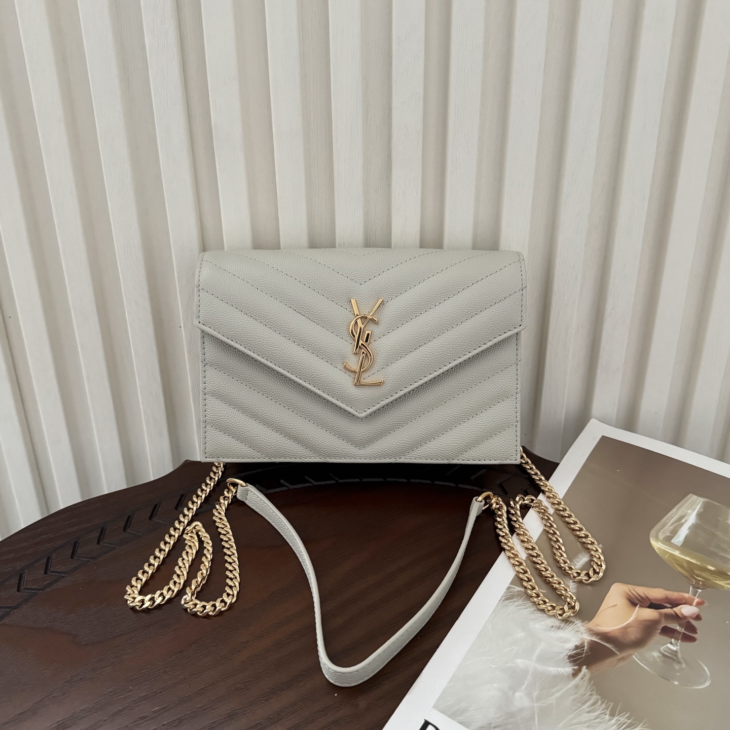 全套包装！Monogram鱼子酱信封包，超级实用的一款小包，肩带可拆掉直接当手包用，时尚百搭款！尺寸:1