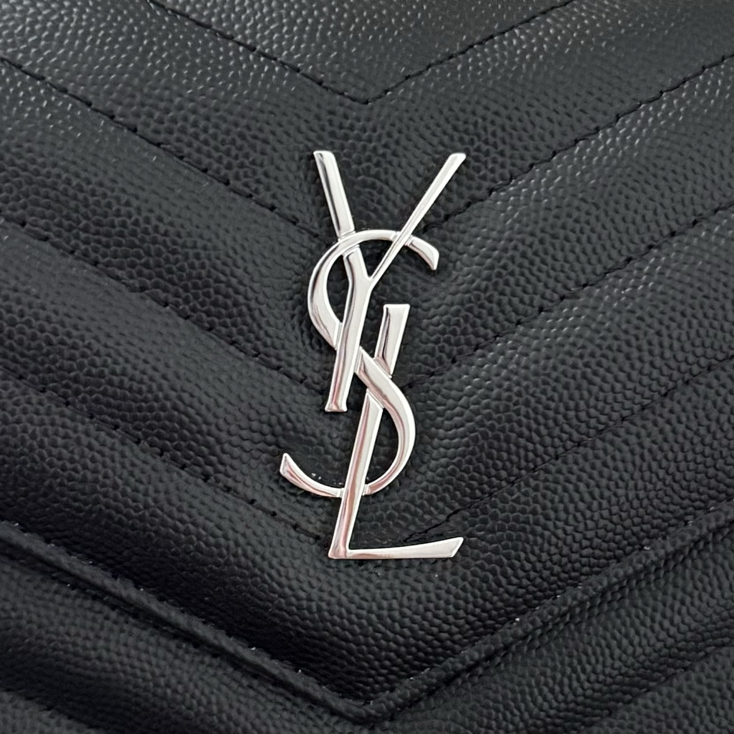 全套包装！Monogram鱼子酱信封包，超级实用的一款小包，肩带可拆掉直接当手包用，时尚百搭款！尺寸:1