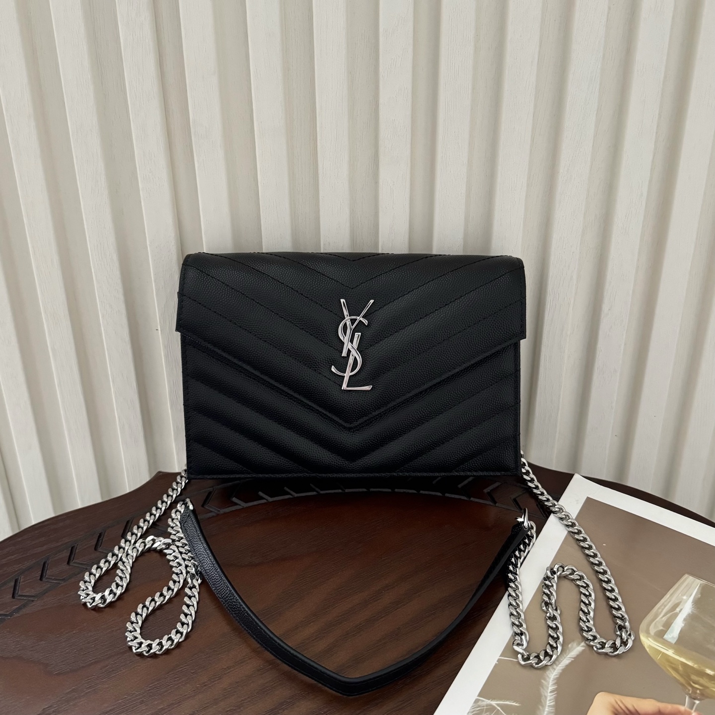 全套包装！Monogram鱼子酱信封包，超级实用的一款小包，肩带可拆掉直接当手包用，时尚百搭款！尺寸:1