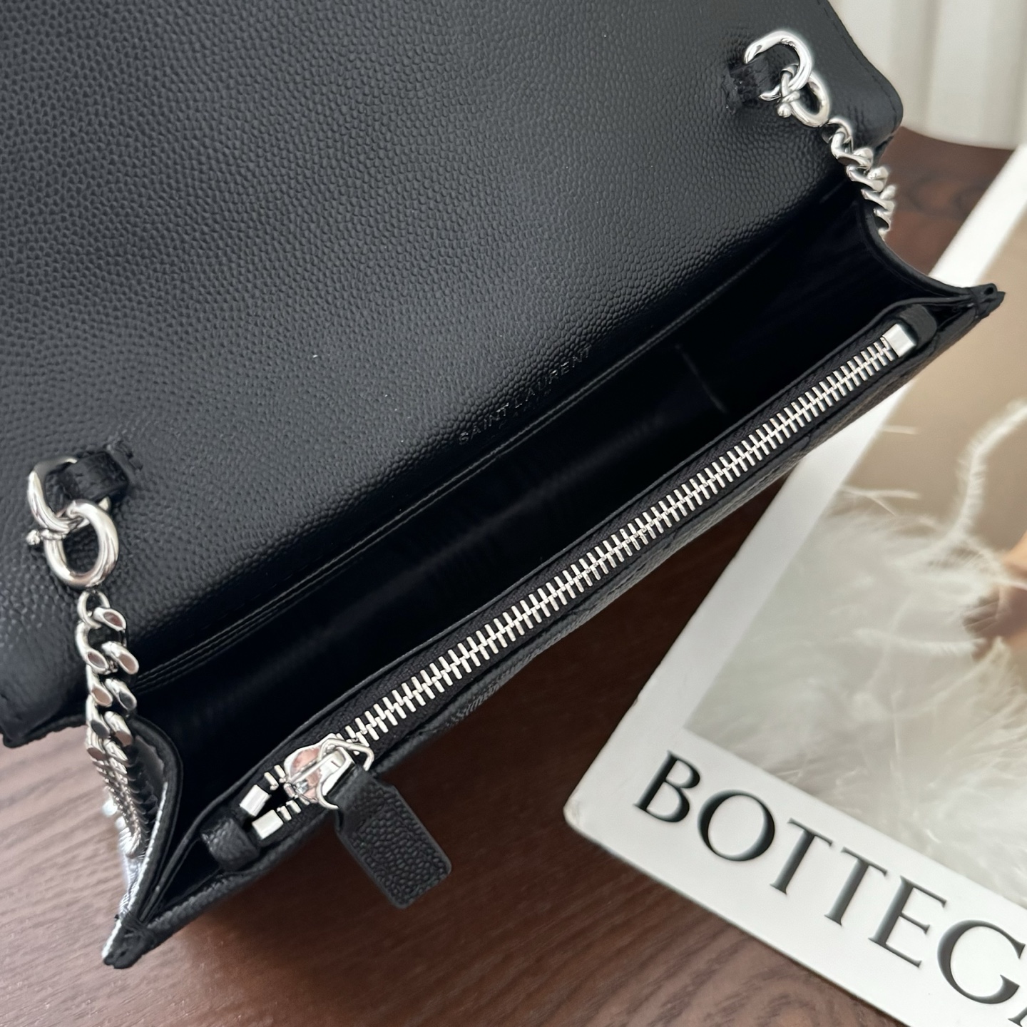 全套包装！Monogram鱼子酱信封包，超级实用的一款小包，肩带可拆掉直接当手包用，时尚百搭款！尺寸:1