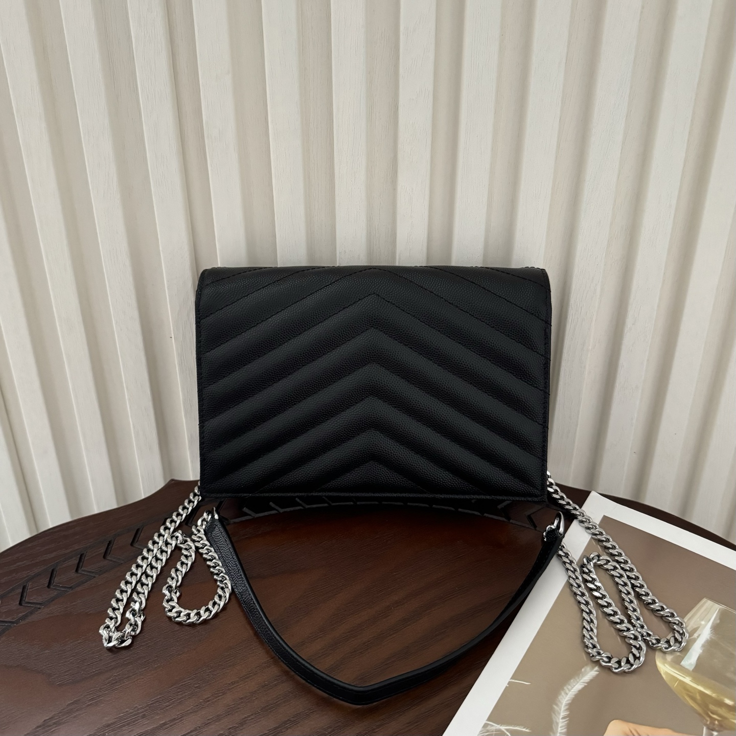 全套包装！Monogram鱼子酱信封包，超级实用的一款小包，肩带可拆掉直接当手包用，时尚百搭款！尺寸:1