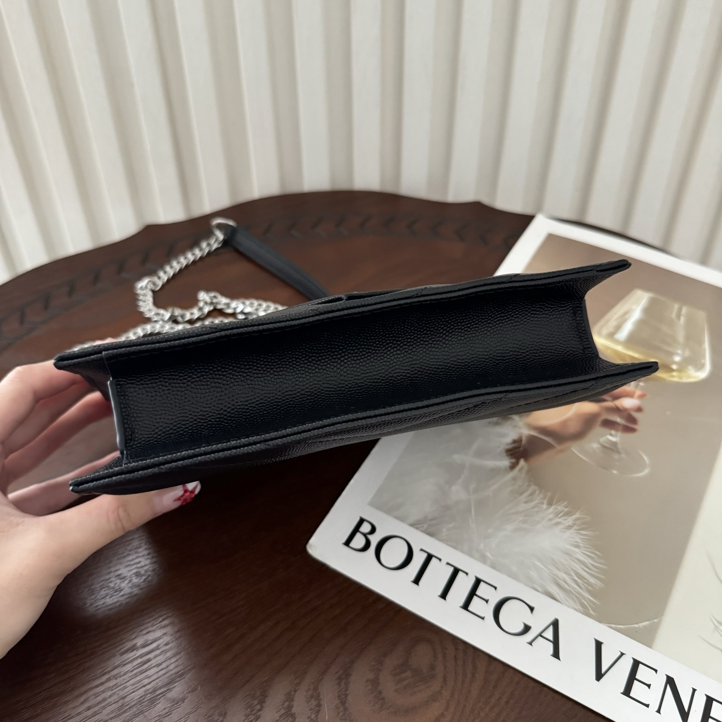 全套包装！Monogram鱼子酱信封包，超级实用的一款小包，肩带可拆掉直接当手包用，时尚百搭款！尺寸:1