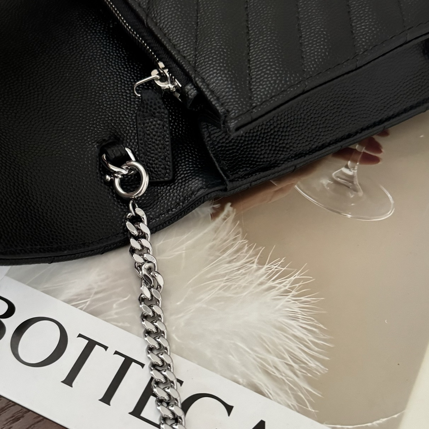 全套包装！Monogram鱼子酱信封包，超级实用的一款小包，肩带可拆掉直接当手包用，时尚百搭款！尺寸:1