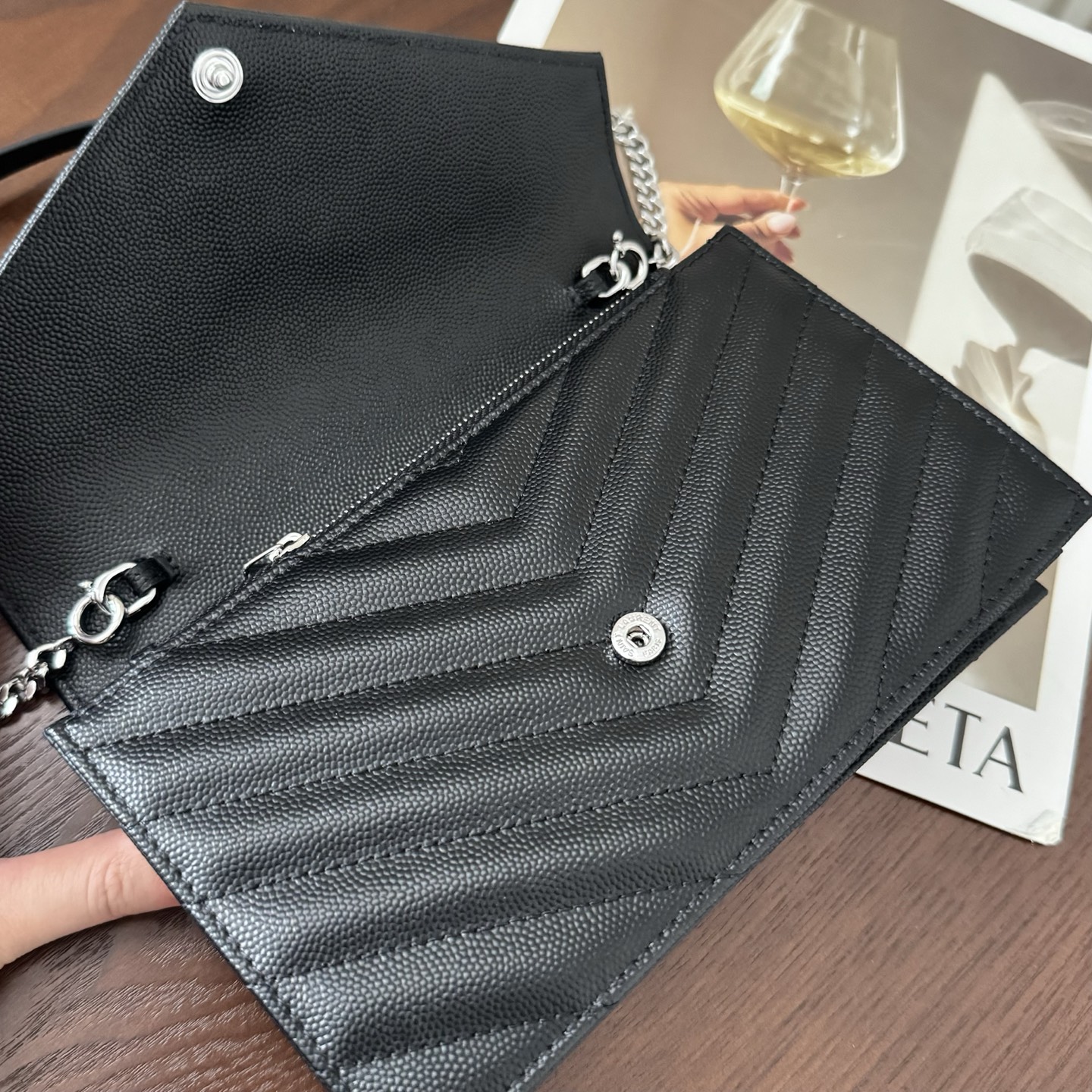 全套包装！Monogram鱼子酱信封包，超级实用的一款小包，肩带可拆掉直接当手包用，时尚百搭款！尺寸:1