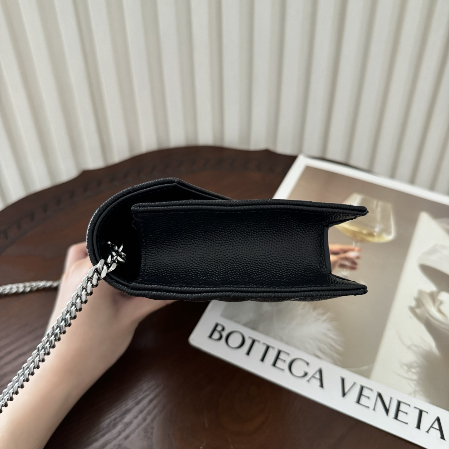 全套包装！Monogram鱼子酱信封包，超级实用的一款小包，肩带可拆掉直接当手包用，时尚百搭款！尺寸:1