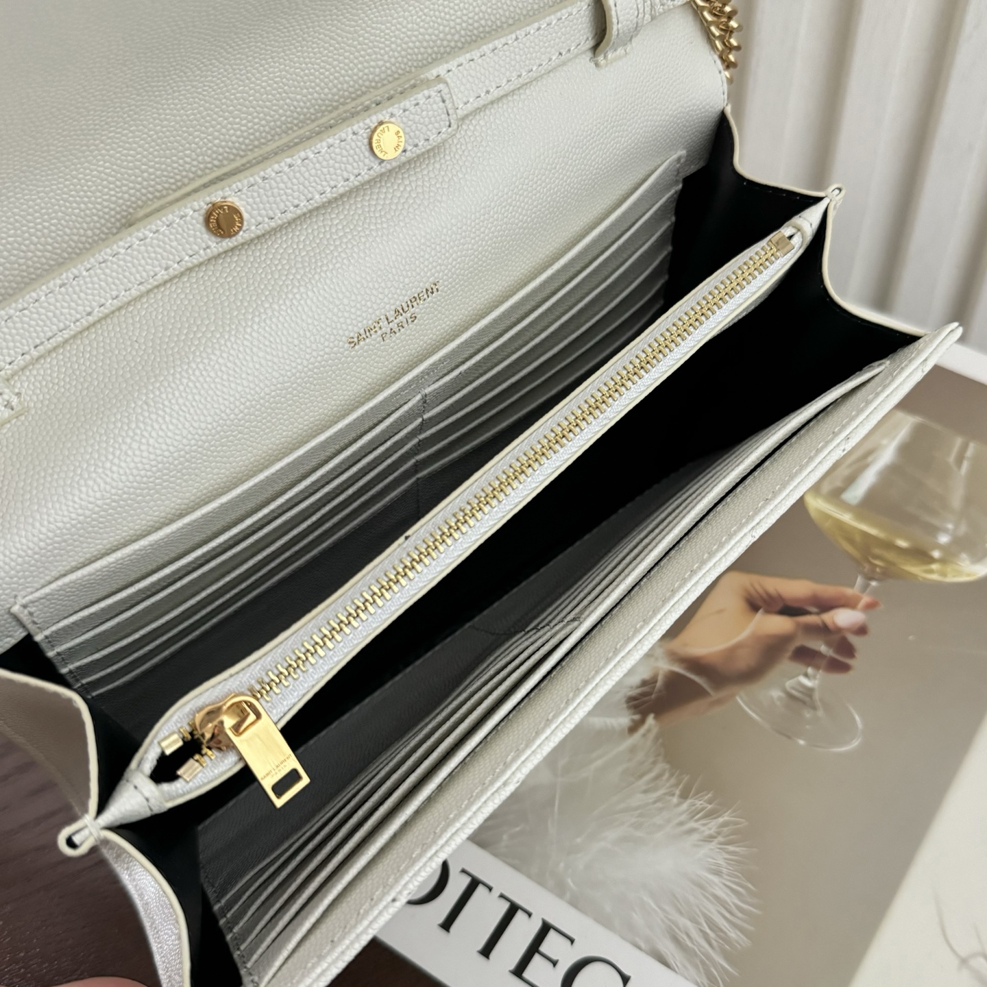 全套包装！Monogram鱼子酱信封包，超级实用的一款包，超多卡位，可肩背可手抓手包与钱包都可代替，经典