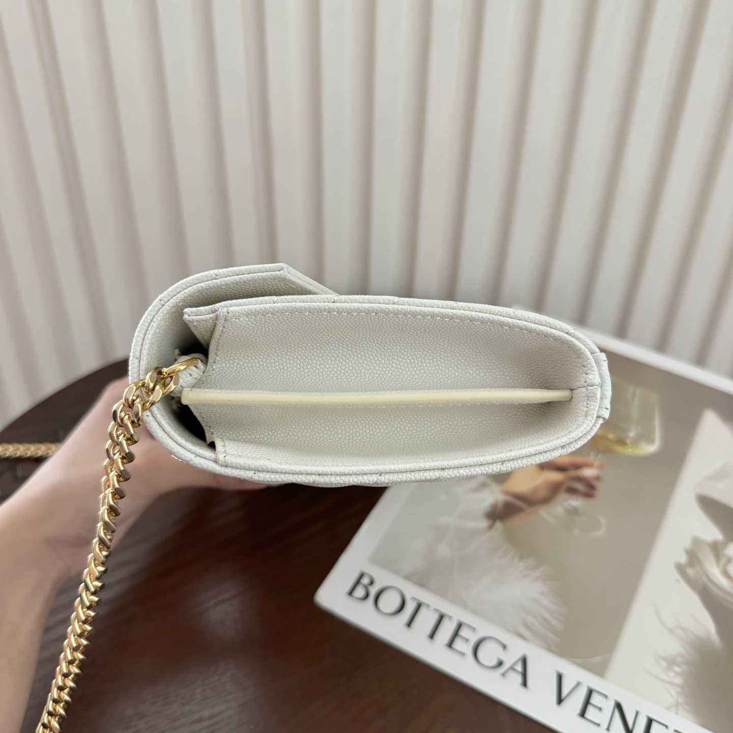 全套包装！Monogram鱼子酱信封包，超级实用的一款包，超多卡位，可肩背可手抓手包与钱包都可代替，经典