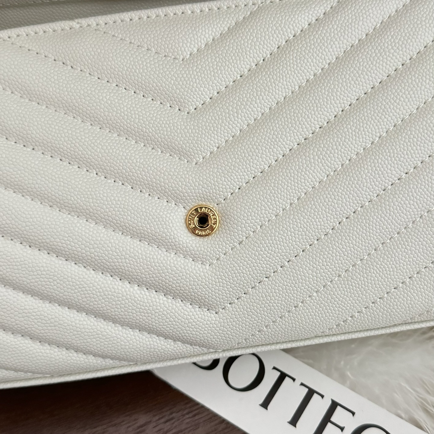 全套包装！Monogram鱼子酱信封包，超级实用的一款包，超多卡位，可肩背可手抓手包与钱包都可代替，经典