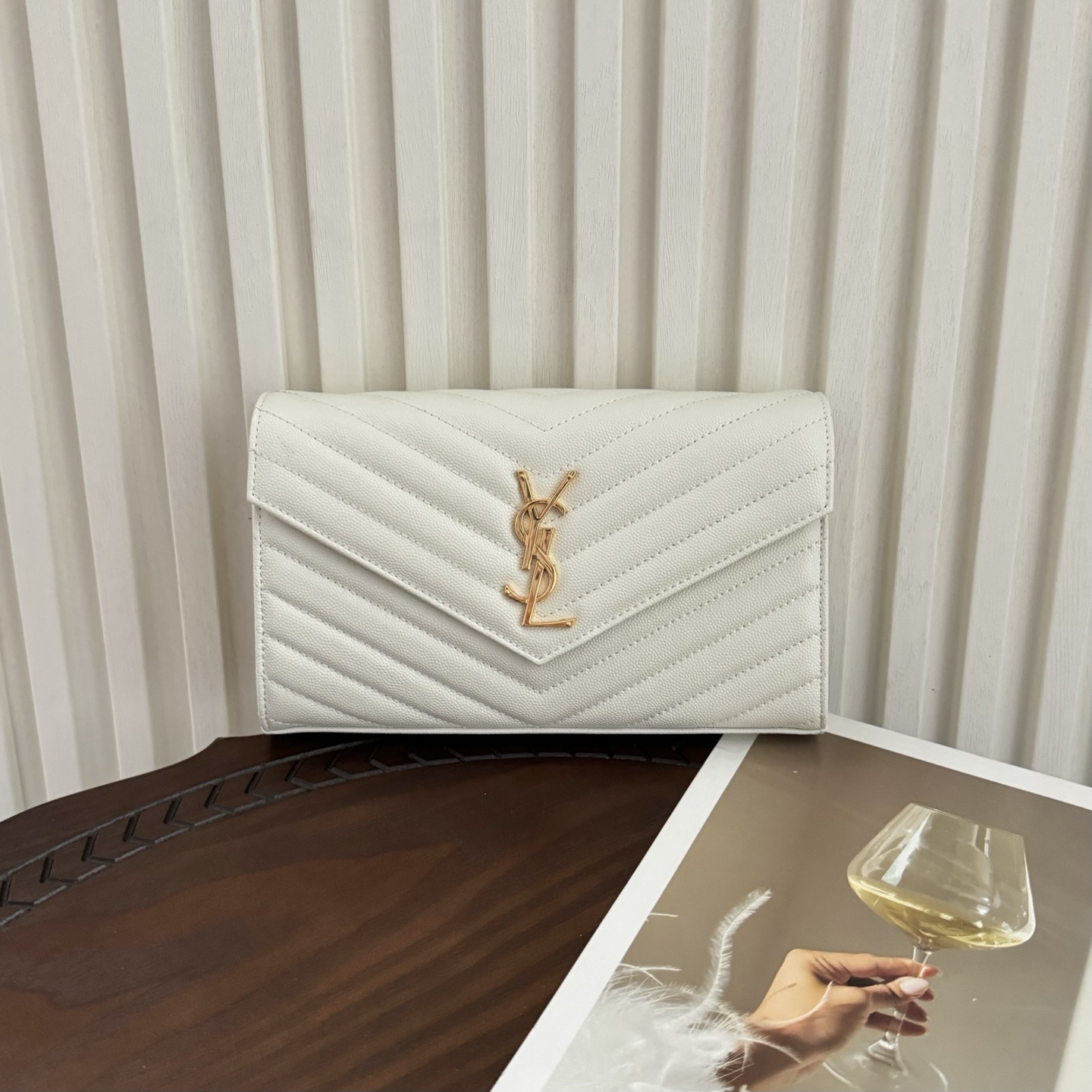 全套包装！Monogram鱼子酱信封包，超级实用的一款包，超多卡位，可肩背可手抓手包与钱包都可代替，经典