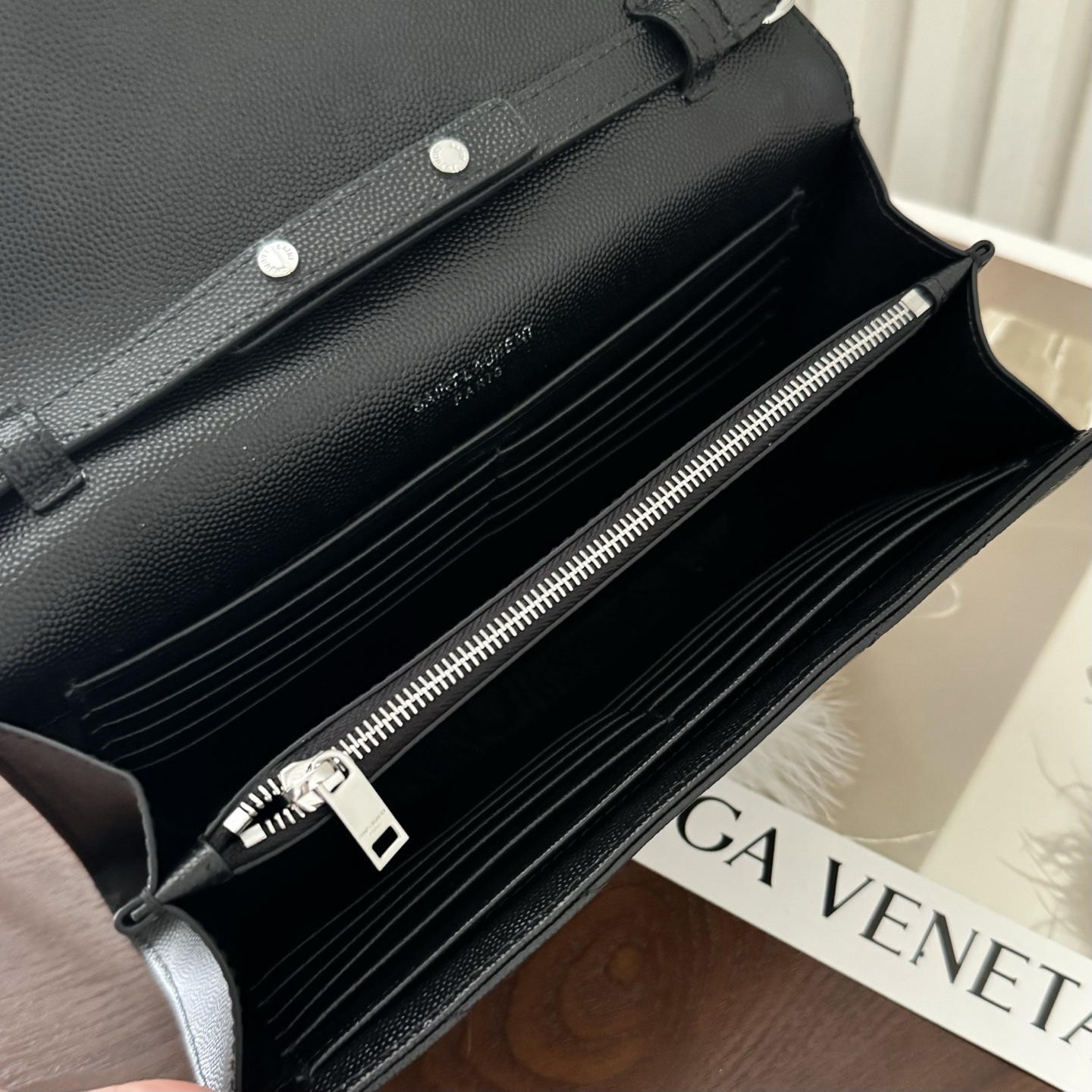 全套包装！Monogram鱼子酱信封包，超级实用的一款包，超多卡位，可肩背可手抓手包与钱包都可代替，经典