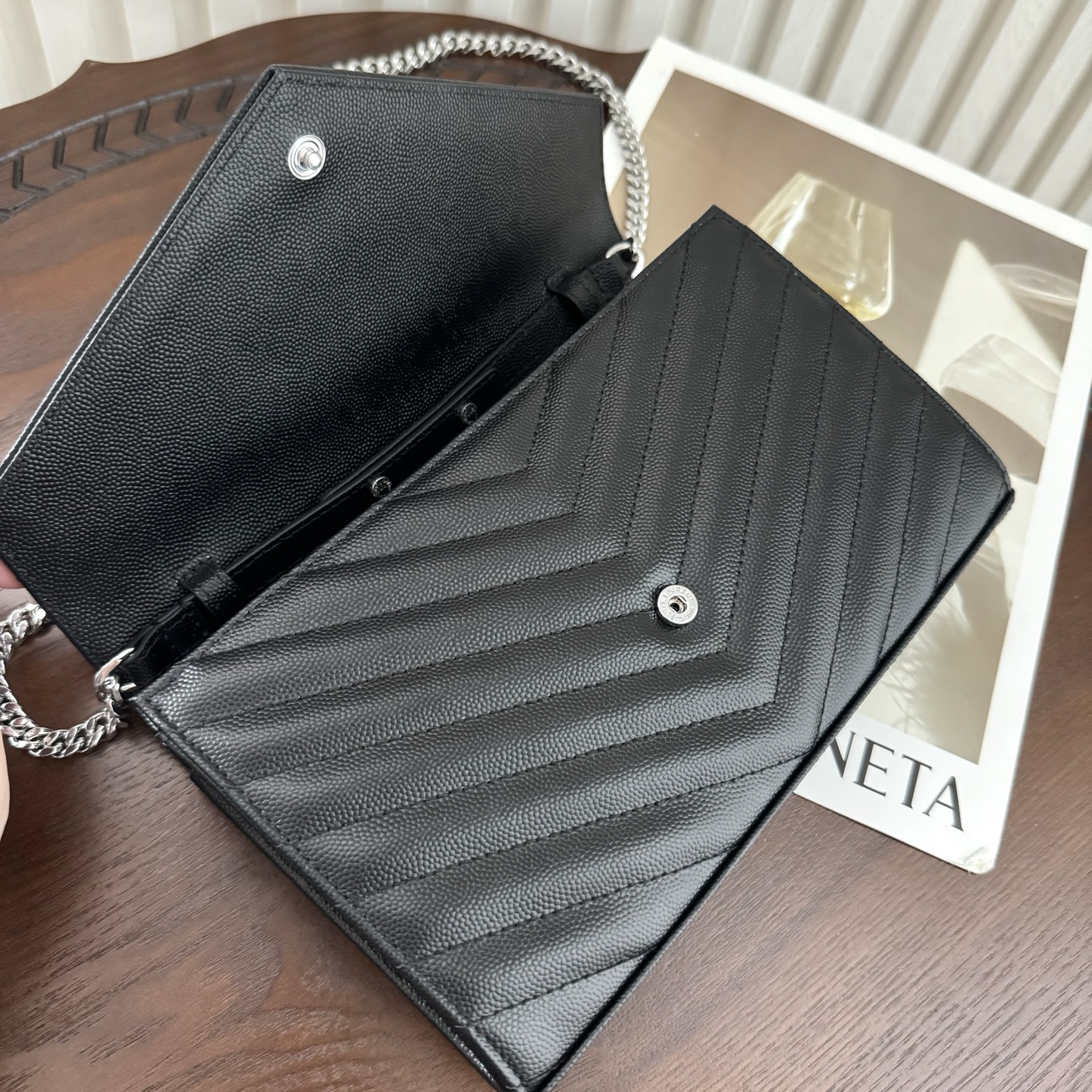 全套包装！Monogram鱼子酱信封包，超级实用的一款包，超多卡位，可肩背可手抓手包与钱包都可代替，经典