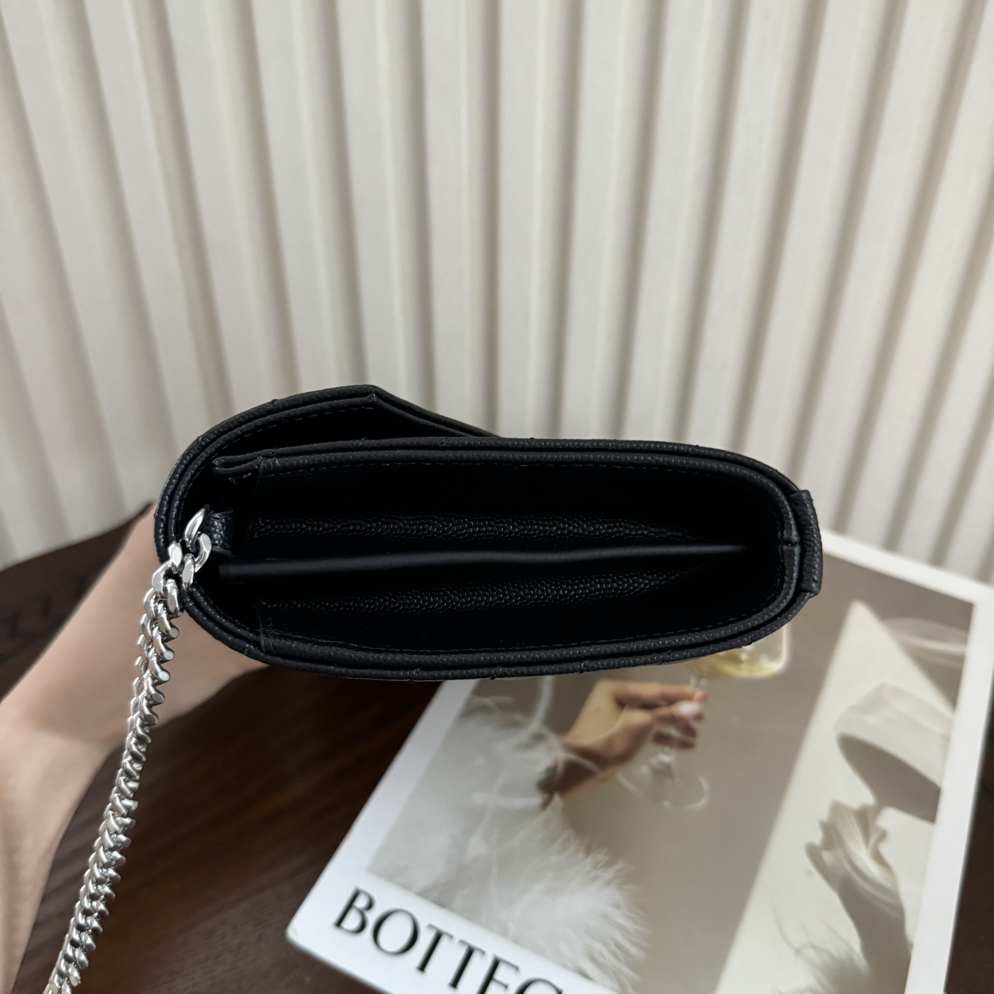 全套包装！Monogram鱼子酱信封包，超级实用的一款包，超多卡位，可肩背可手抓手包与钱包都可代替，经典