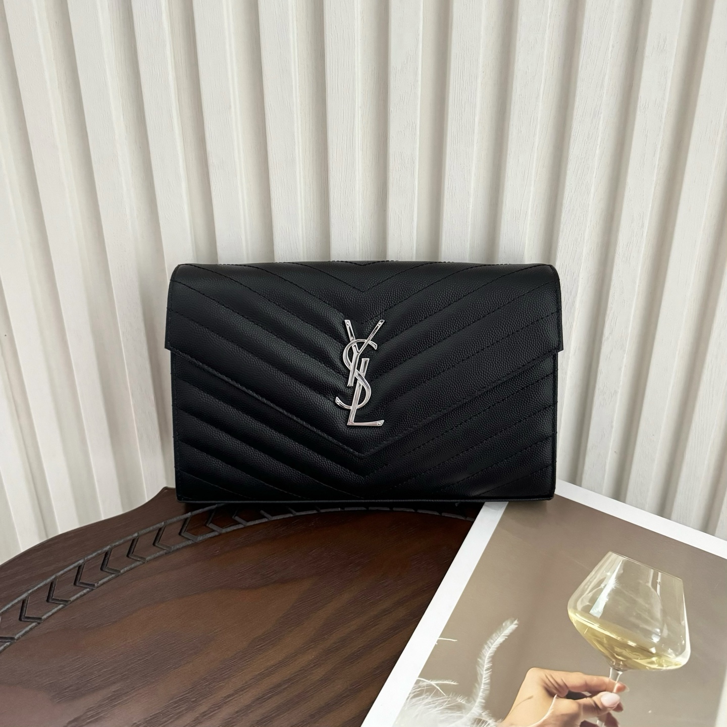 全套包装！Monogram鱼子酱信封包，超级实用的一款包，超多卡位，可肩背可手抓手包与钱包都可代替，经典