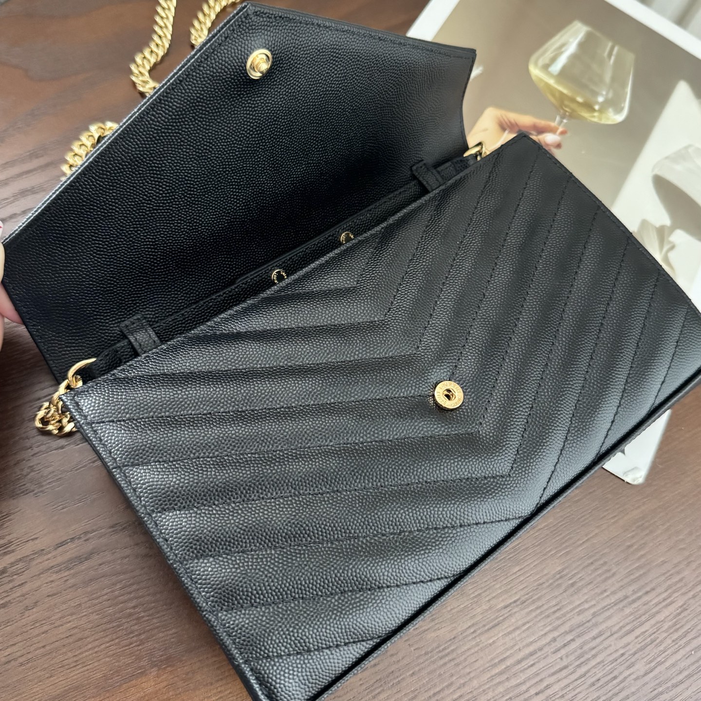 全套包装！Monogram鱼子酱信封包，超级实用的一款包，超多卡位，可肩背可手抓手包与钱包都可代替，经典