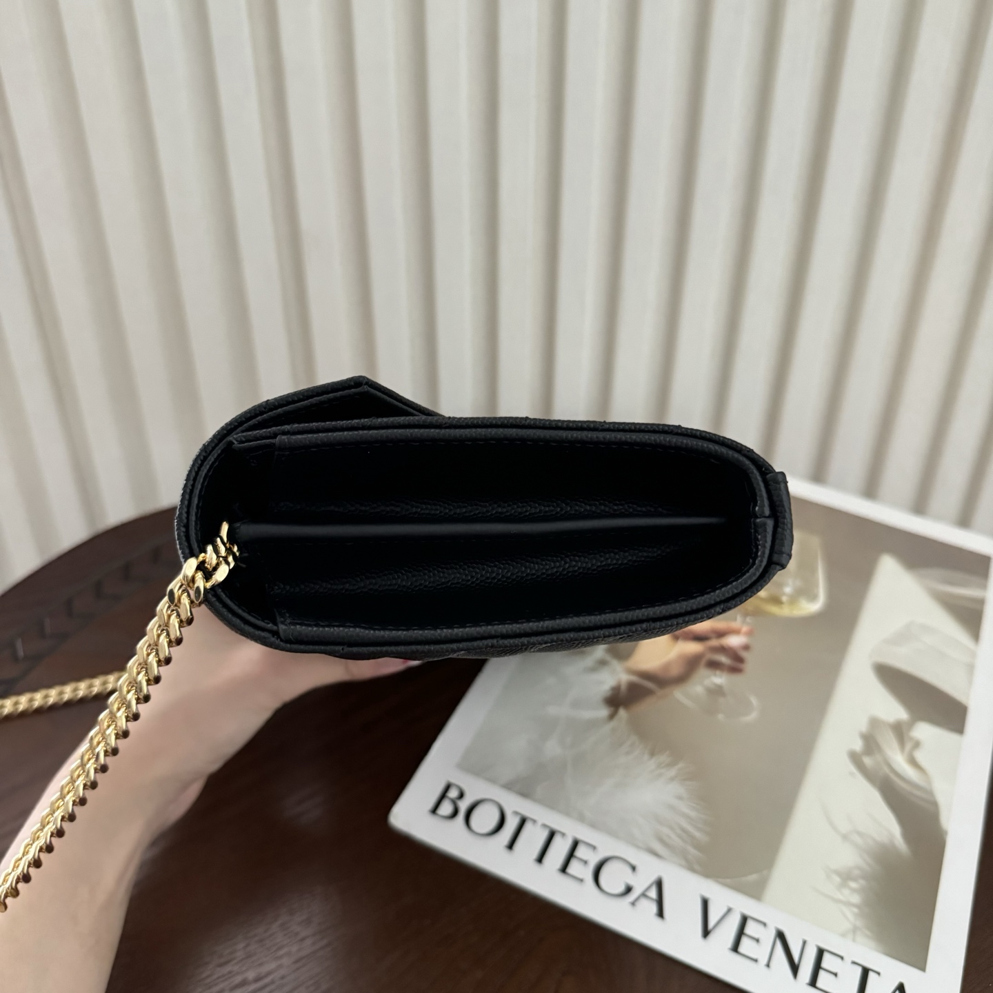 全套包装！Monogram鱼子酱信封包，超级实用的一款包，超多卡位，可肩背可手抓手包与钱包都可代替，经典