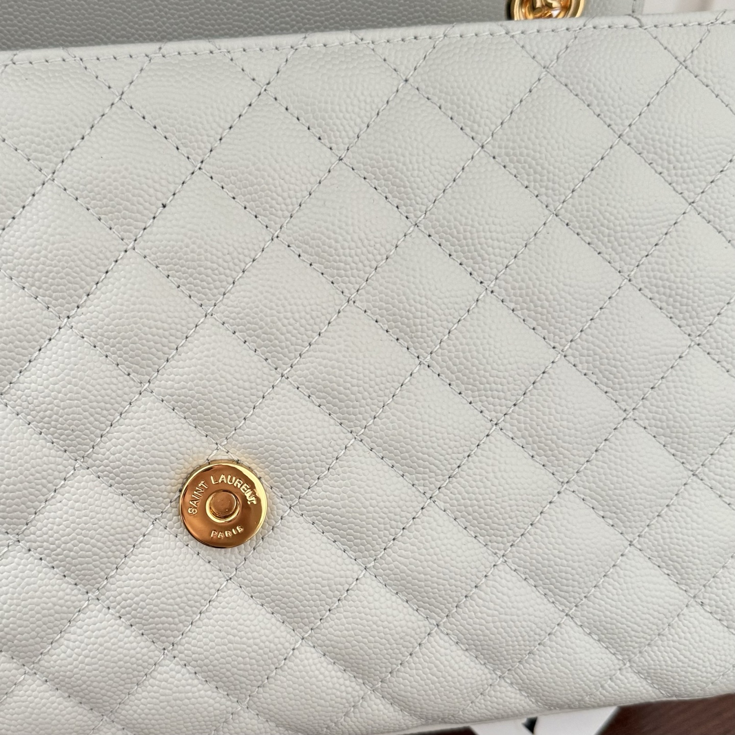 全套包装！ENVELOPPE中号信封包，经典就是永恒，采用鱼子酱牛皮非常耐磨，V形纹和菱形纹混合绗缝包缝