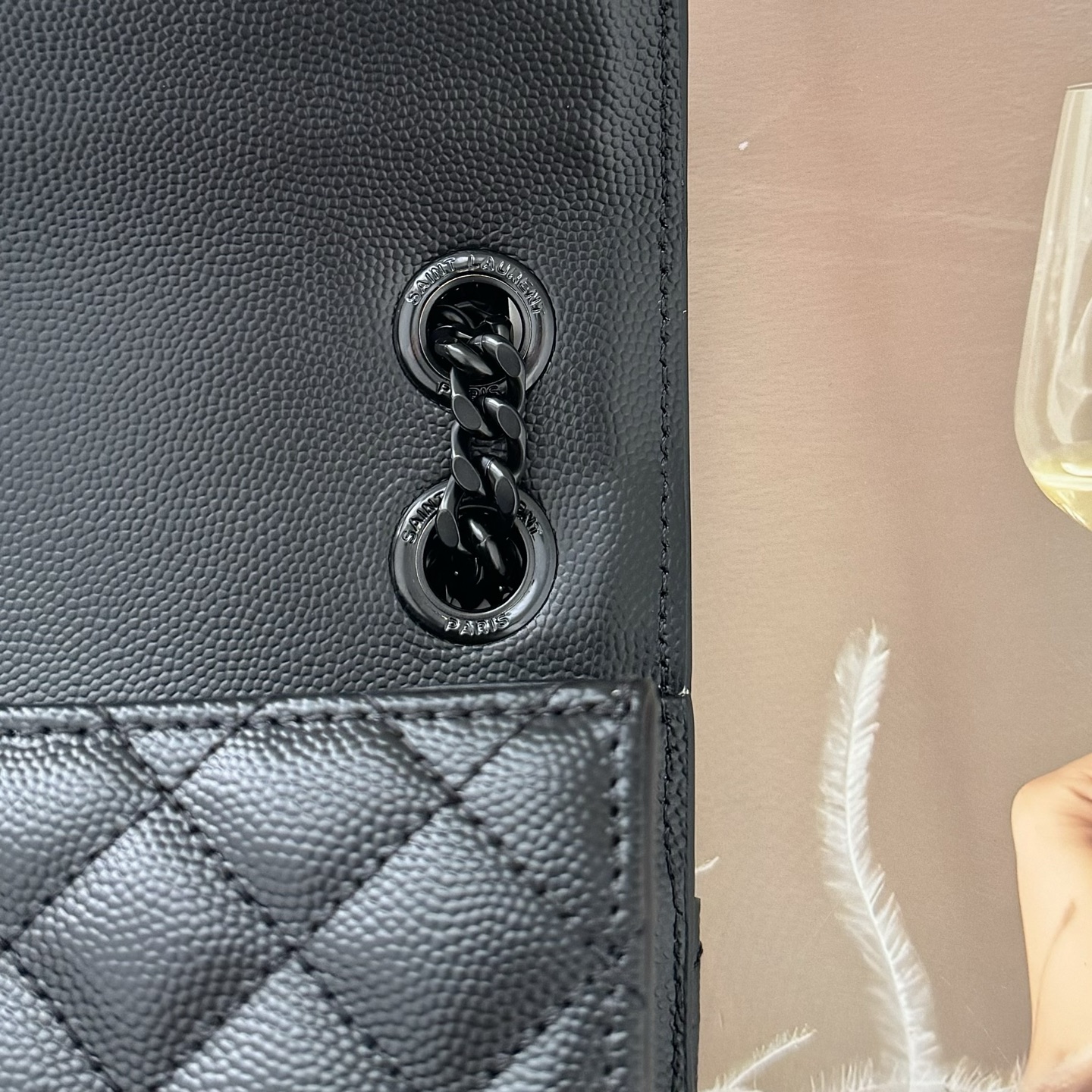 全套包装！ENVELOPPE中号信封包，经典就是永恒，采用鱼子酱牛皮非常耐磨，V形纹和菱形纹混合绗缝包缝