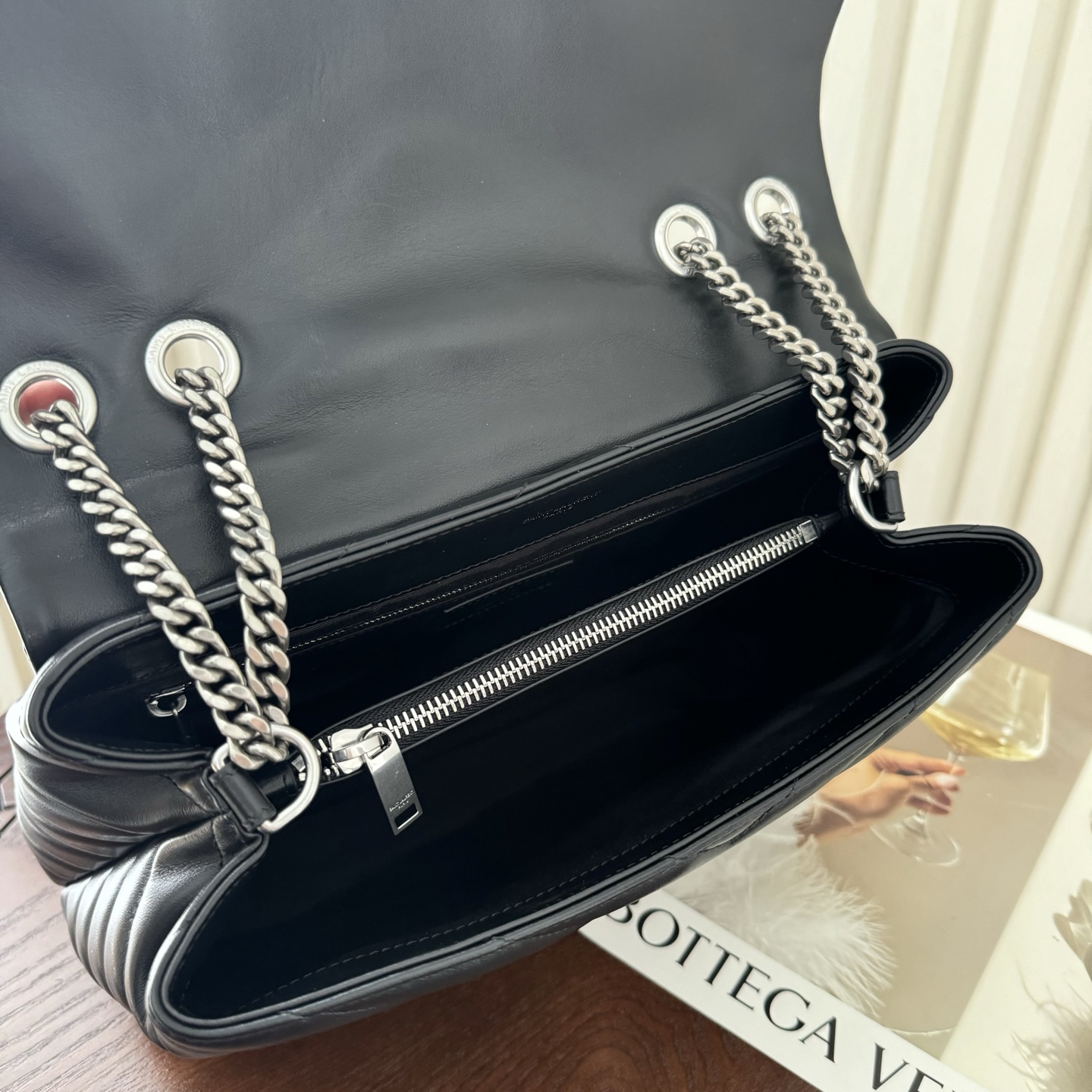 全套包装！LouLou中号Y字形拼接牛皮邮差包，包型饱满细腻有立体感，休闲时尚搭配尽显高端大气，内里分布