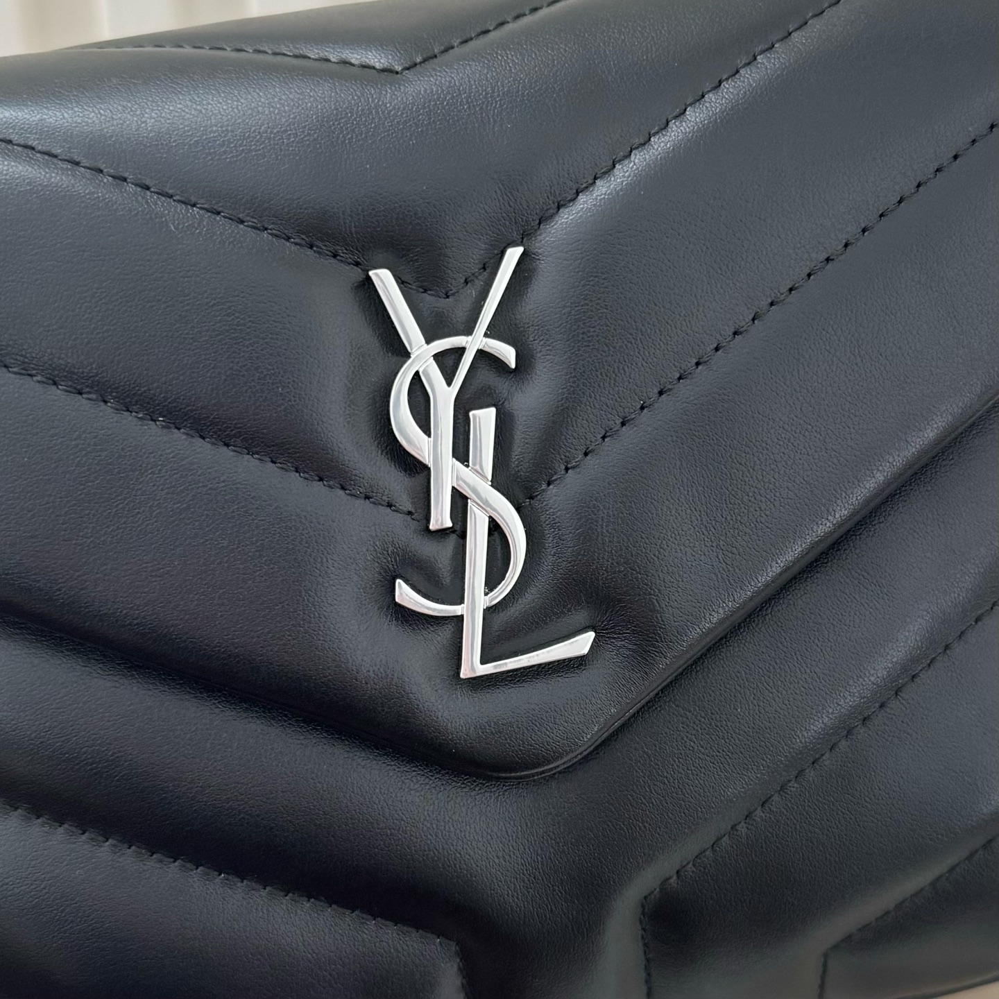 全套包装！LouLou中号Y字形拼接牛皮邮差包，包型饱满细腻有立体感，休闲时尚搭配尽显高端大气，内里分布