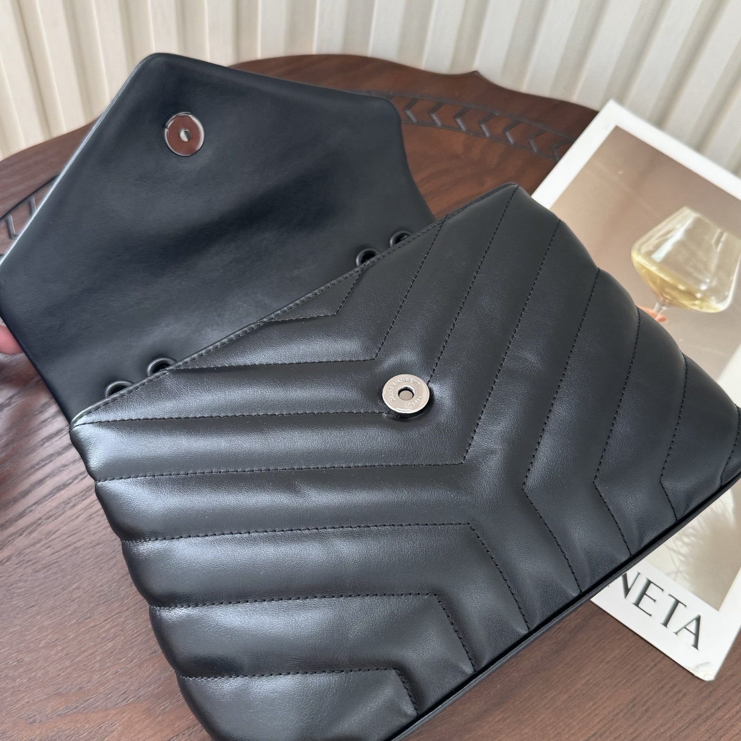 全套包装！LouLou小号Y字形拼接牛皮邮差包，包型饱满细腻有立体感，休闲时尚搭配尽显高端大气，内里分布