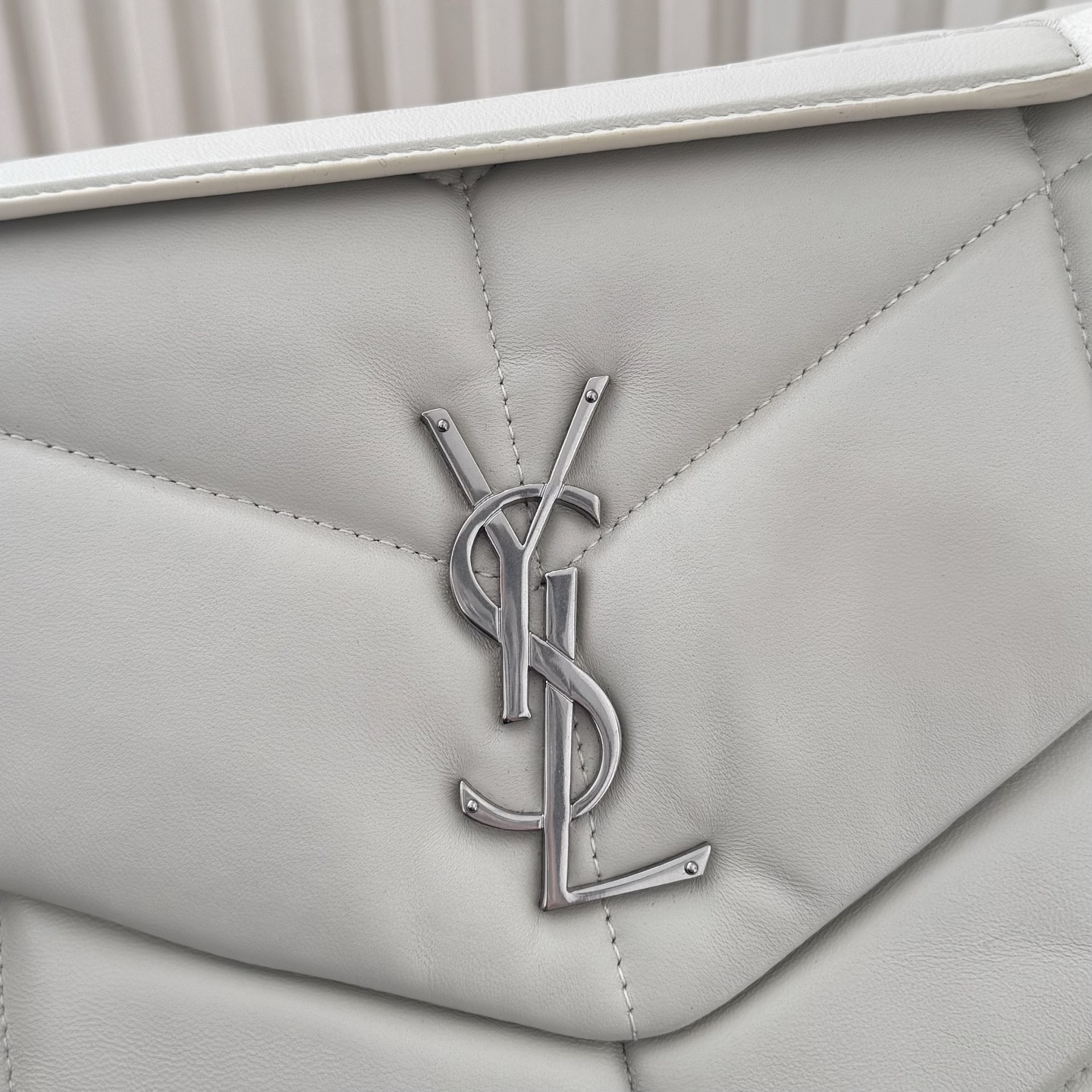 LOULOU PUFFER大号绗缝平面小羊皮包手感柔软细腻的小羊皮，罗缎衬里，能装轻便，单肩斜挎手拎流浪