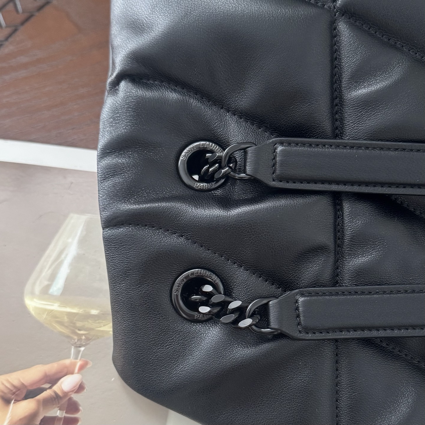 LOULOU PUFFER大号绗缝平面小羊皮包手感柔软细腻的小羊皮，罗缎衬里，能装轻便，单肩斜挎手拎流浪