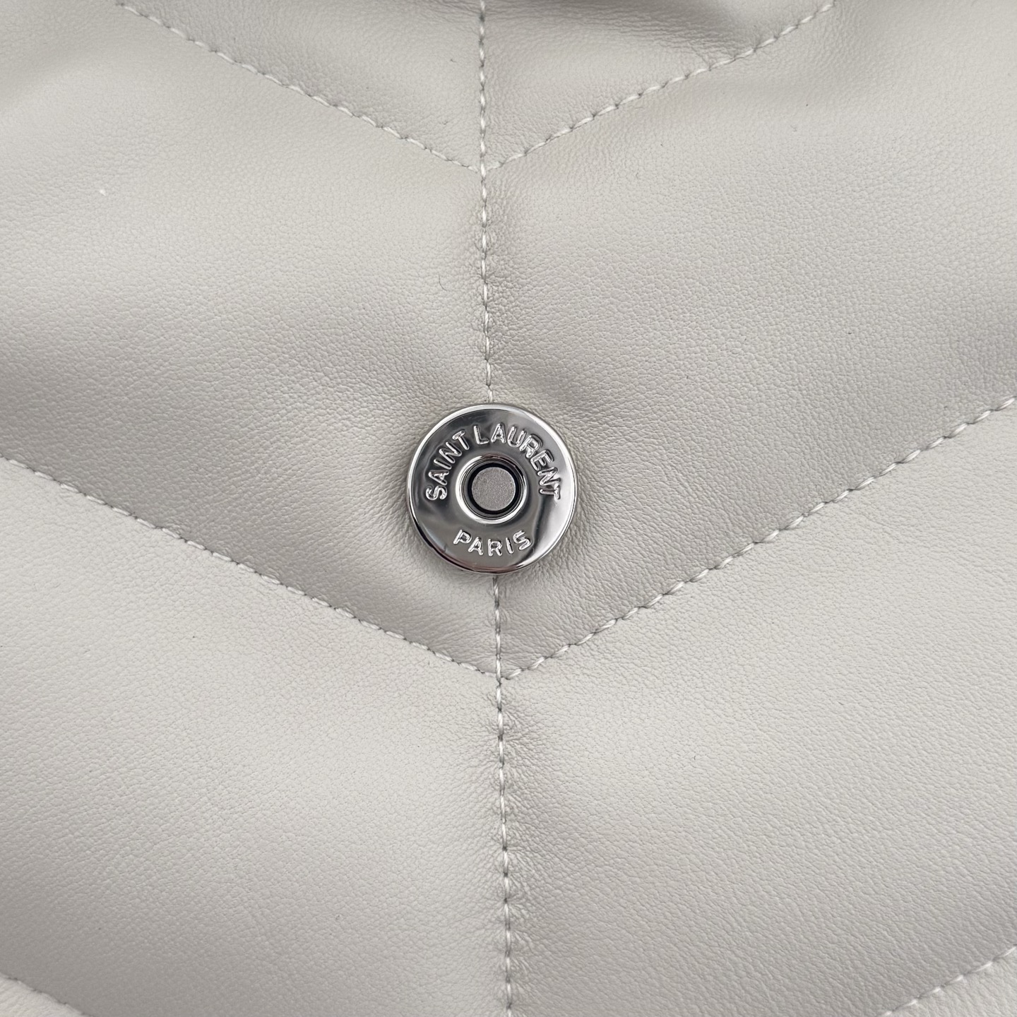 LOULOU PUFFER小号绗缝平面小羊皮包，手感柔软细腻的小羊皮，罗缎衬里，能装轻便，单肩斜挎手拎流