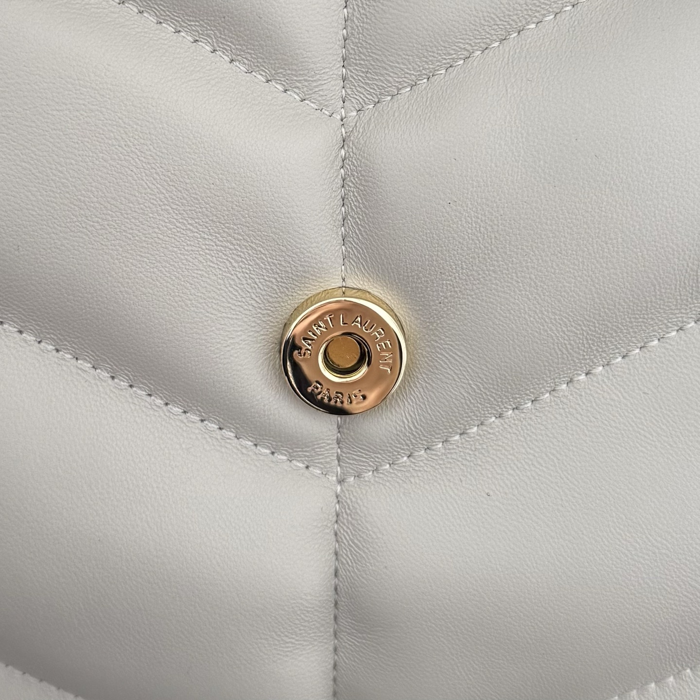 LOULOU PUFFER小号绗缝平面小羊皮包，手感柔软细腻的小羊皮，罗缎衬里，能装轻便，单肩斜挎手拎流