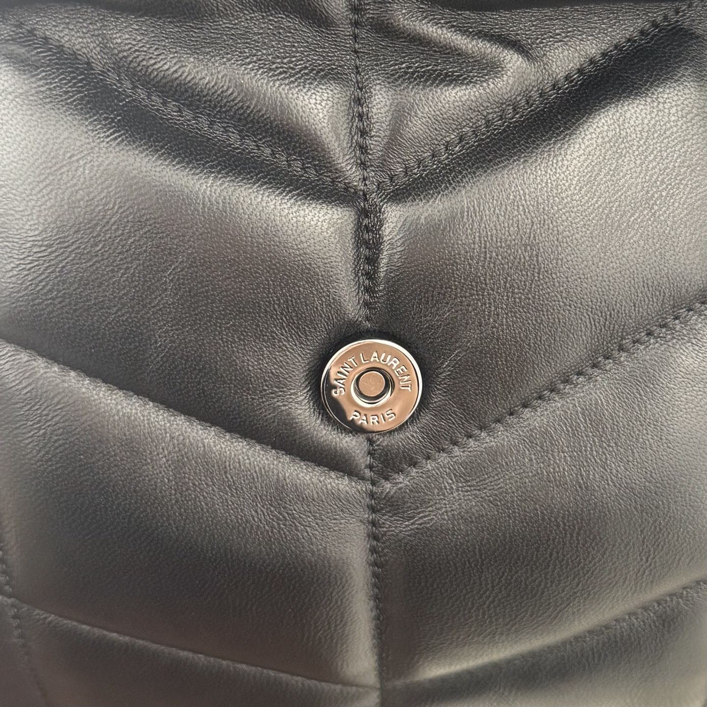 LOULOU PUFFER小号绗缝平面小羊皮包，手感柔软细腻的小羊皮，罗缎衬里，能装轻便，单肩斜挎手拎流