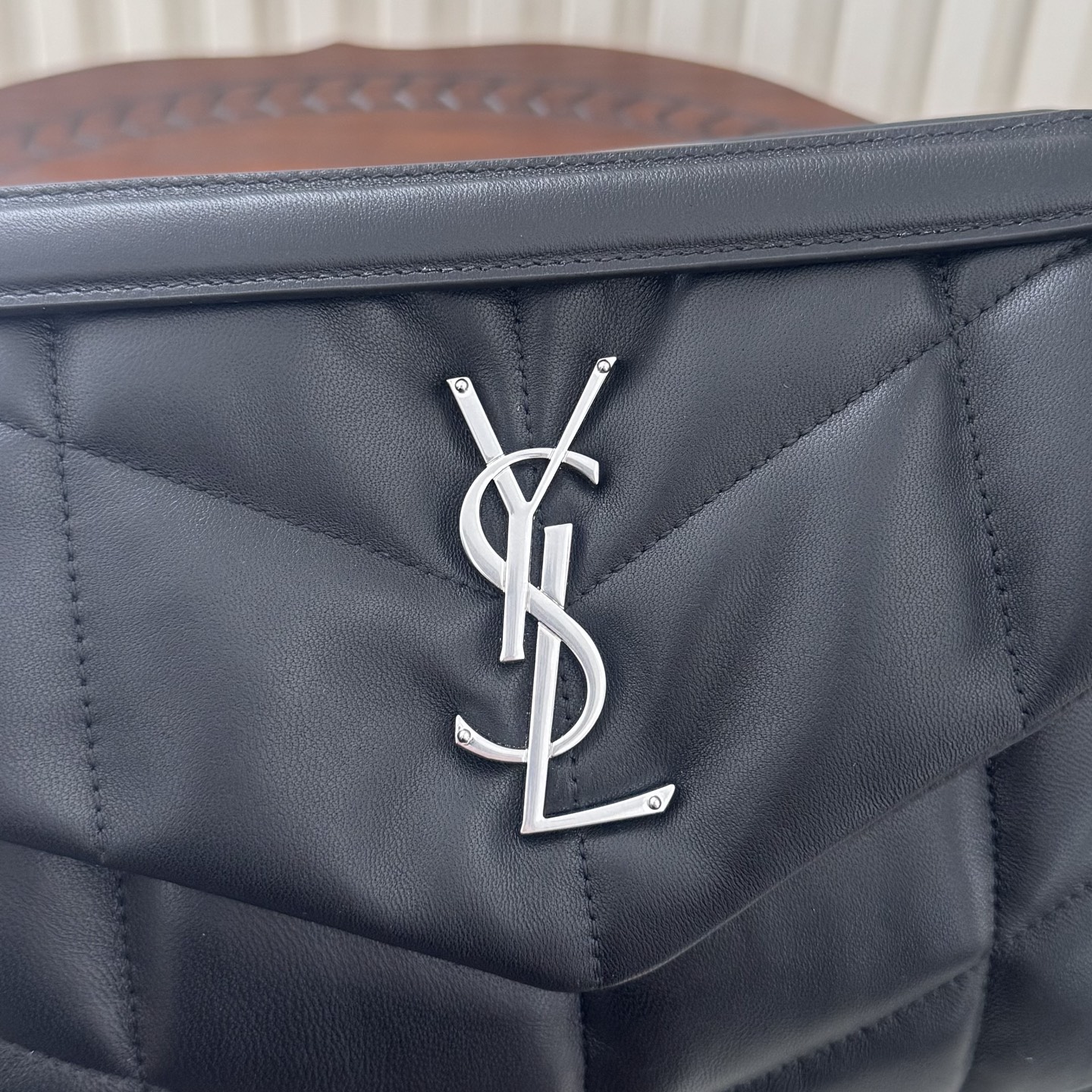 LOULOU PUFFER小号绗缝平面小羊皮包，手感柔软细腻的小羊皮，罗缎衬里，能装轻便，单肩斜挎手拎流